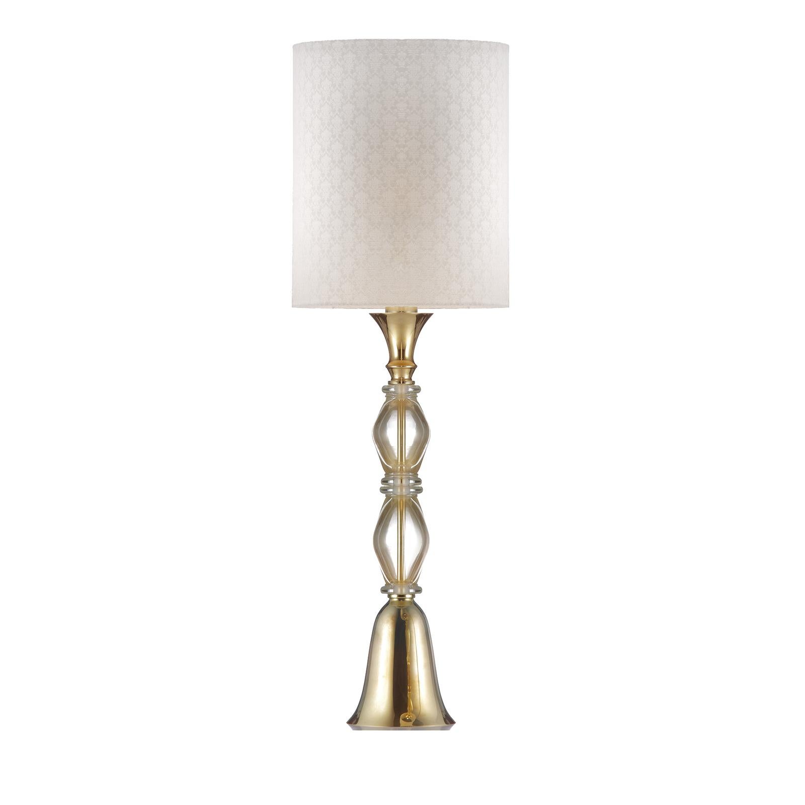 Cette exquise lampe de table flanque deux éléments centraux en verre de Murano aux courbes sinueuses en métal avec une finition dorée polie. L'effet est fascinant et enrichira avec une sophistication opulente un intérieur classique ou moderne, en