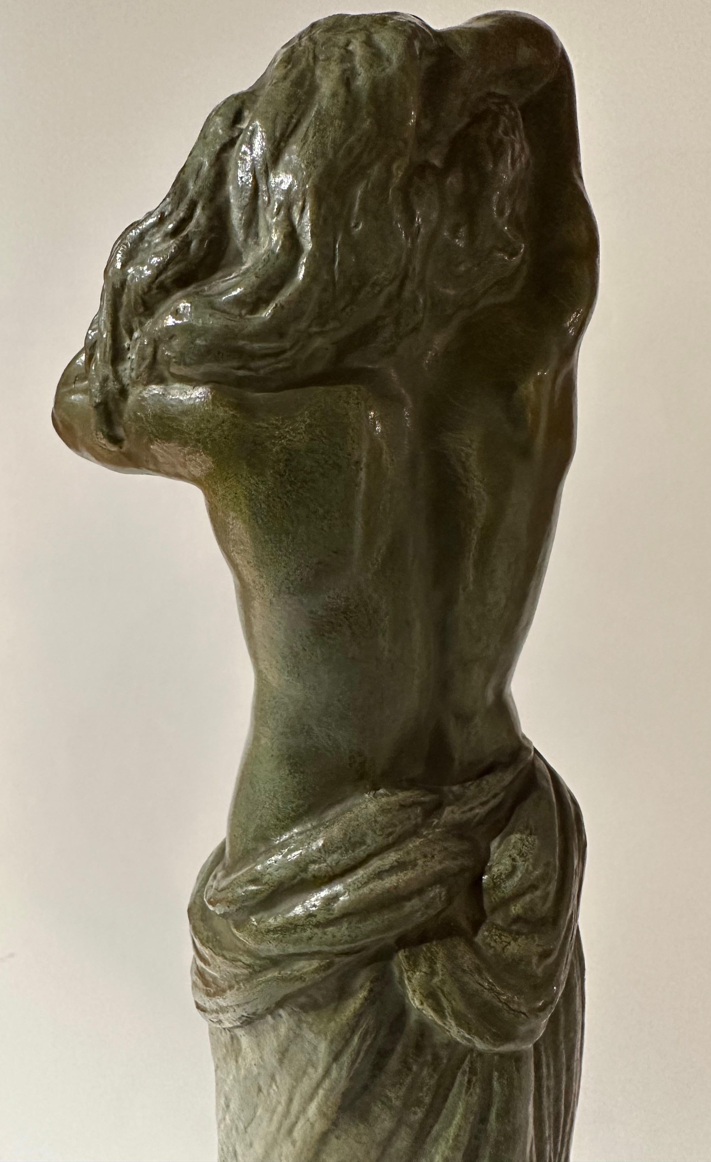 Gori bronze Statue de nu féminin drapé Art déco classique fabriqué en France. Sculpture en bronze patiné vert-de-gris représentant une femme aux seins nus, debout, les mains derrière la tête, montée sur une base en marbre. Pose stylisée des années