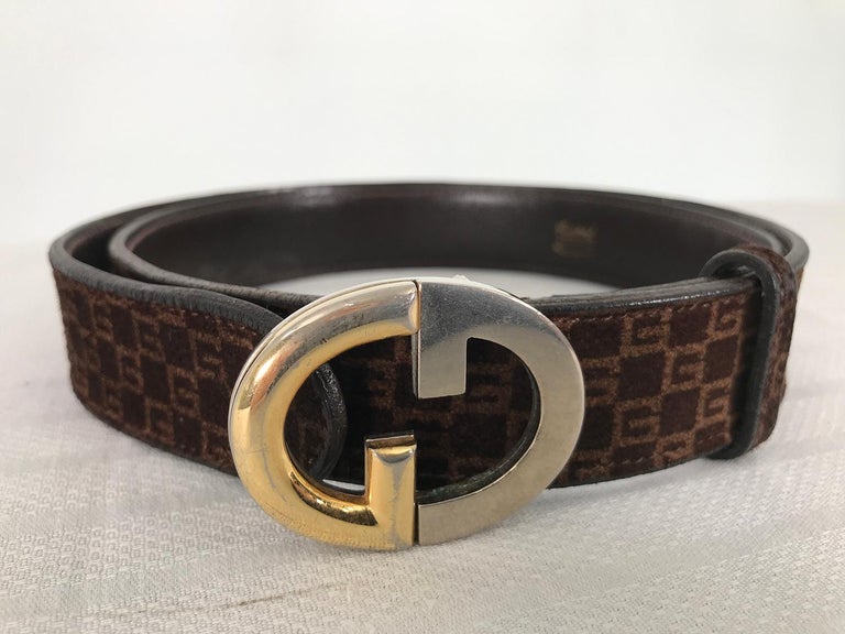 G Gucci Brauner Wildleder-Gürtel mit Logo in Gold/Silber mit G-Schnalle  1970er im Angebot bei 1stDibs