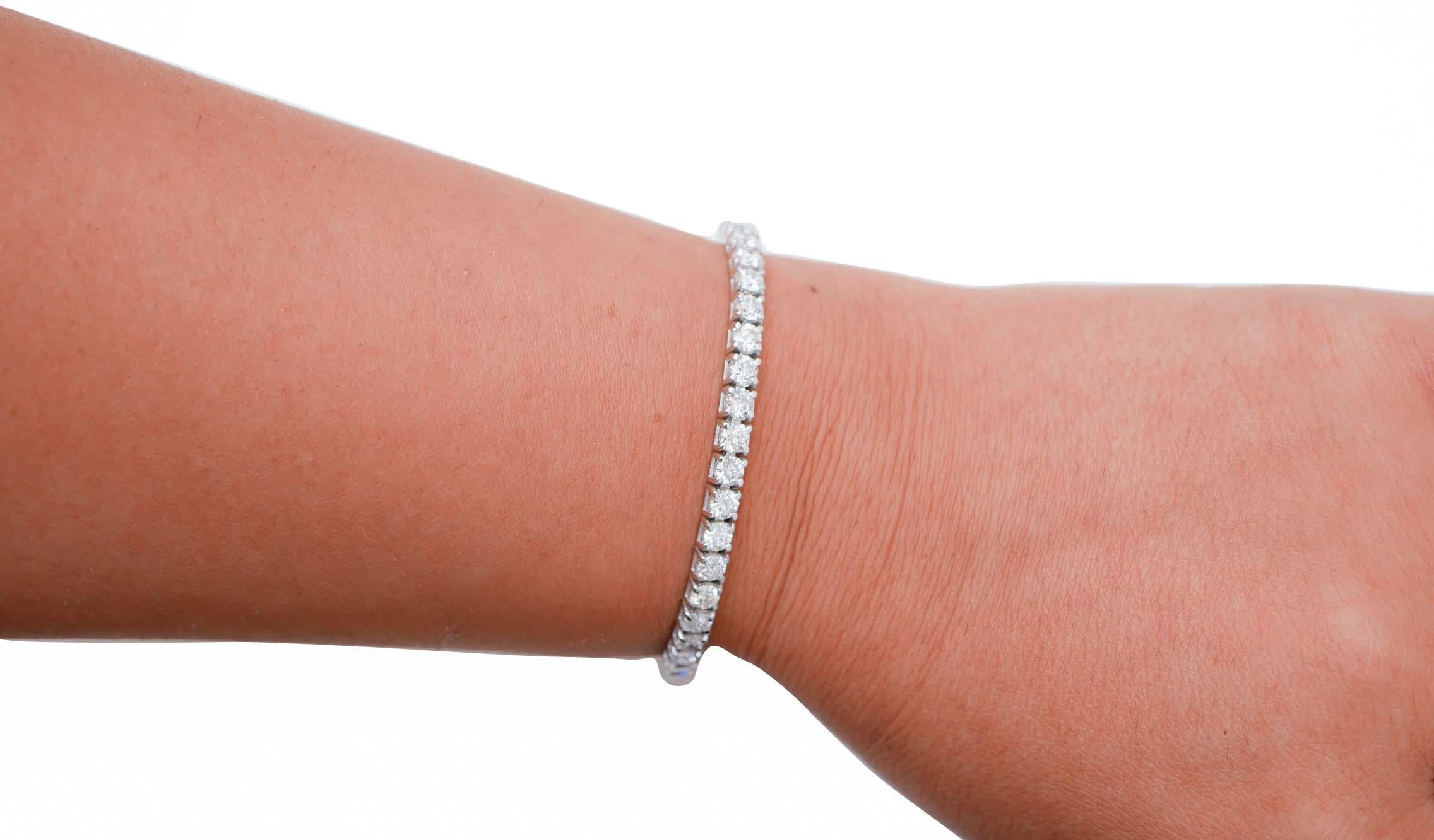 Taglio brillante Colore G/H Chiarezza SI 7,82 carati di diamanti, bracciale da tennis in oro bianco 18 carati. in vendita