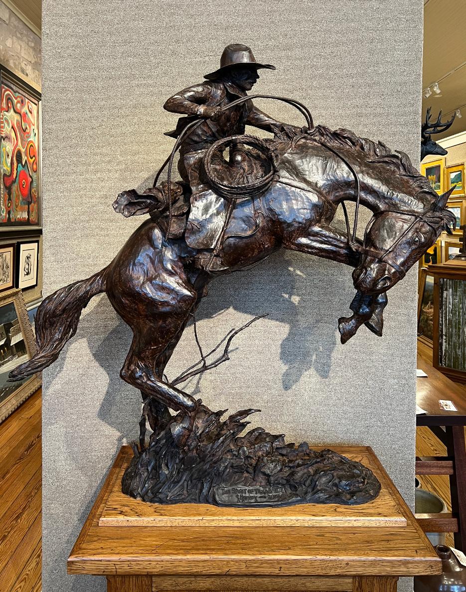 « THE SPIRIT OF TEXAS « HUGE, 81 » TALL BRONZE BUCKING BRONCO COWBOY WESTERN  - Sculpture de G. Harvey
