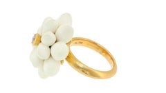 Anillo de G. Hormann en oro rosa de 18 quilates con diseño floral en cerámica y diamante