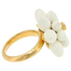 Anillo de G. Hormann en oro rosa de 18 quilates con diseño floral en cerámica y diamante