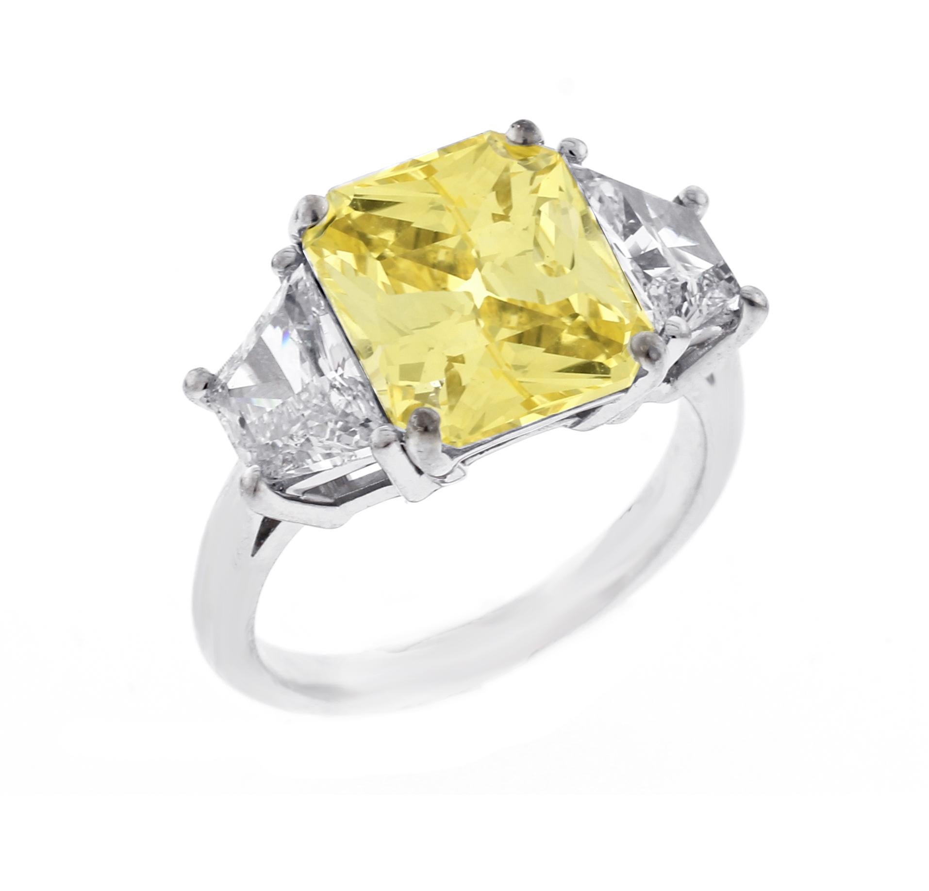 GIA-zertifizierter Ring mit natürlichem 5 Karat gelbem Saphir und Diamant (Radiantschliff)