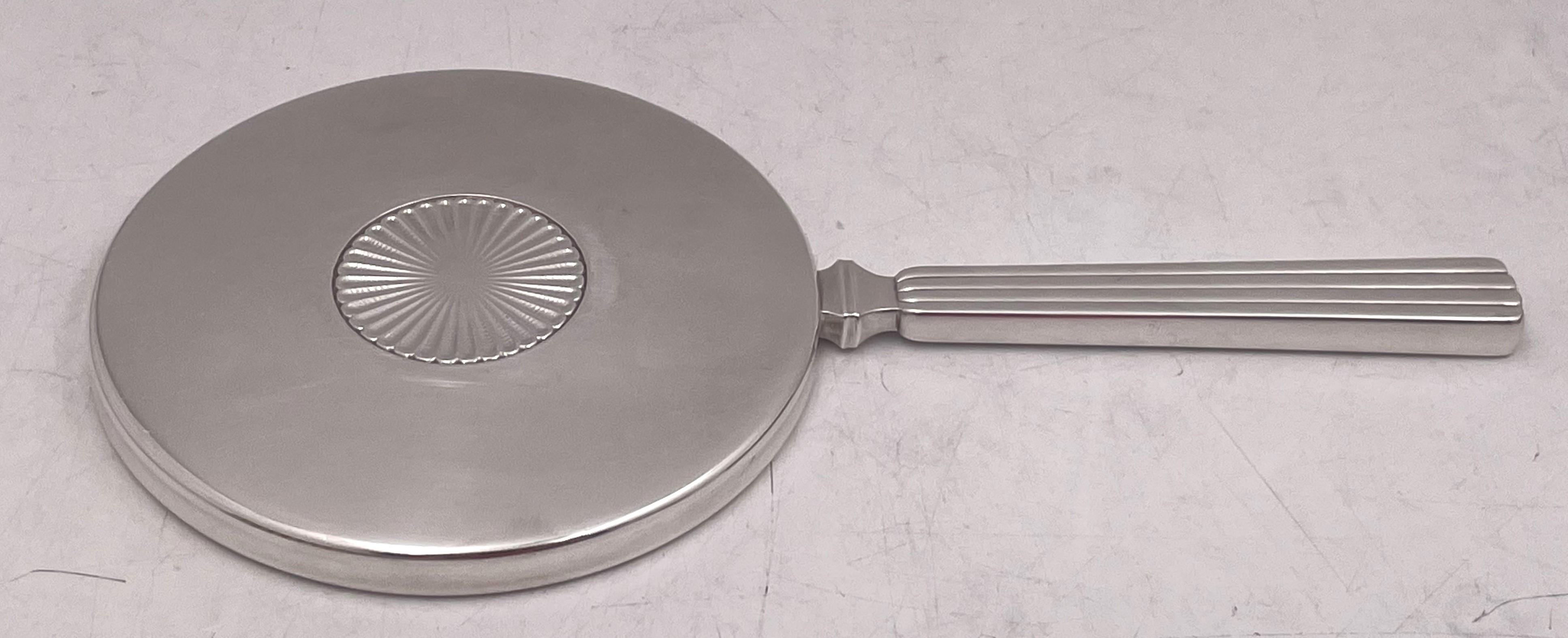 Juego de tocador de plata de ley Georg Jensen, bellamente martillado a mano, todo en el modelo número 278, diseñado por Sigvard Bernadotte y fabricado en la década de 1930. Consta de:


- un espejo de mano, de 8 7/8'' de longitud
- un cepillo