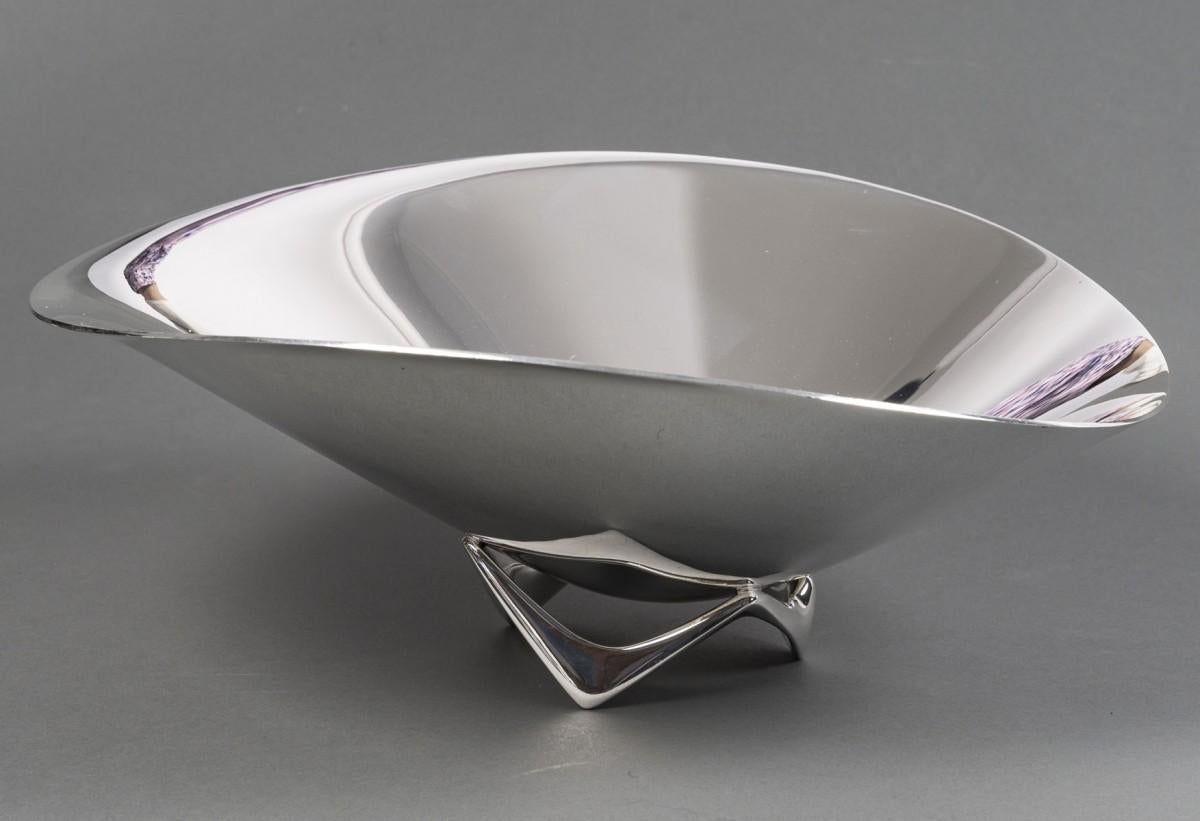 Centre de table en argent massif représenté par une grande coupe hélicoïdale (en forme d'hélice) - Modèle 