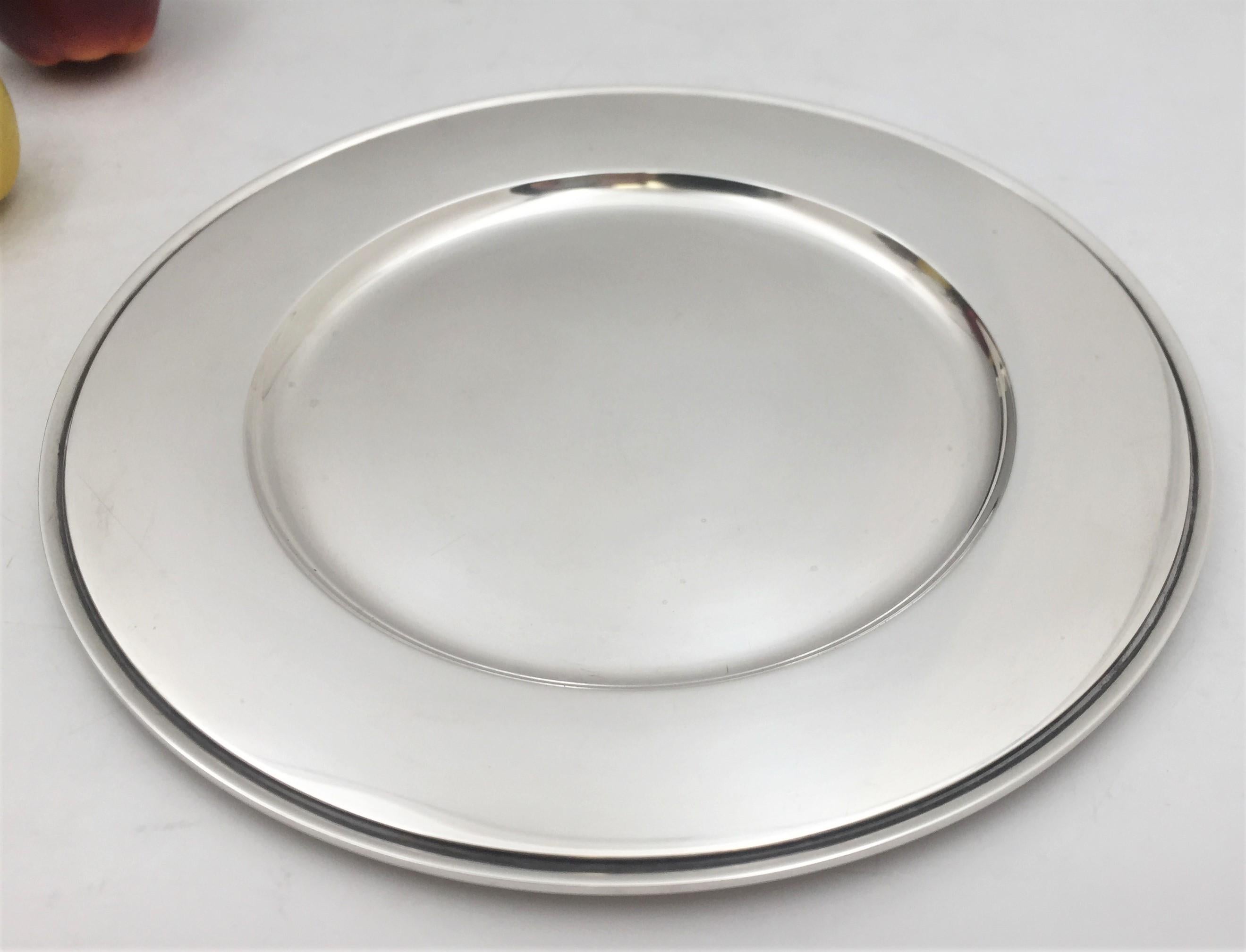 Georg Jensen sterling silver charger / plate in Pyramid pattern number 600Y, designed by Harald Nielsen, with a beautiful geometric design aligned with the Mid-Century Modern style, made between 1915 and 1930. It measures 11'' in diameter by 1/2''