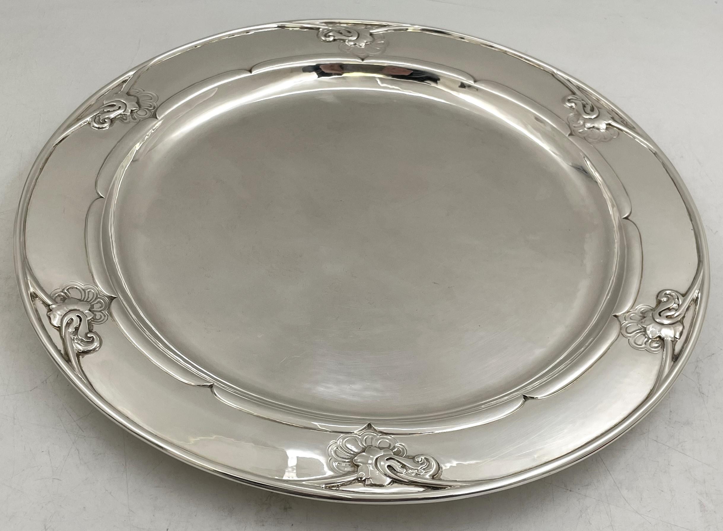 Handgehämmertes Cocktail- oder Bartablett aus Sterlingsilber von Georg Jensen mit dem Blossom-Muster Nummer 232B aus den 1920er oder frühen 1930er Jahren. Der Rand ist mit geschwungenen Blossom-Motiven verziert. Sie misst 14'' im Durchmesser (10