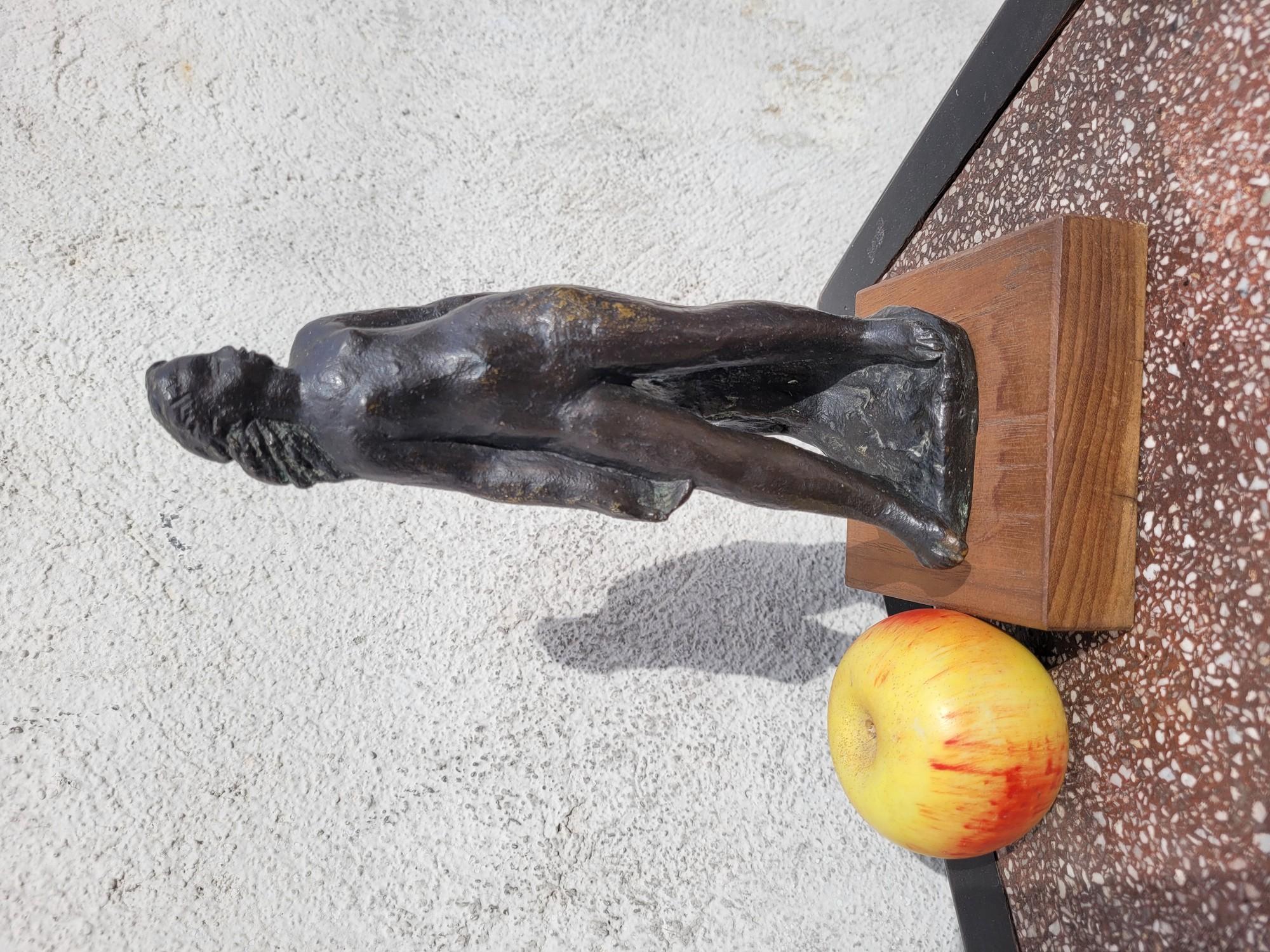 Beautiful bronze of a naked woman, with a brown patina, on a wooden base

This sculpture is signed by the artist of Slovenian origin Gabrijel Kolbic (1913-1995)
Student at the Fine Arts in Maribor, then at the Academy of Fine Arts in Prague, he will