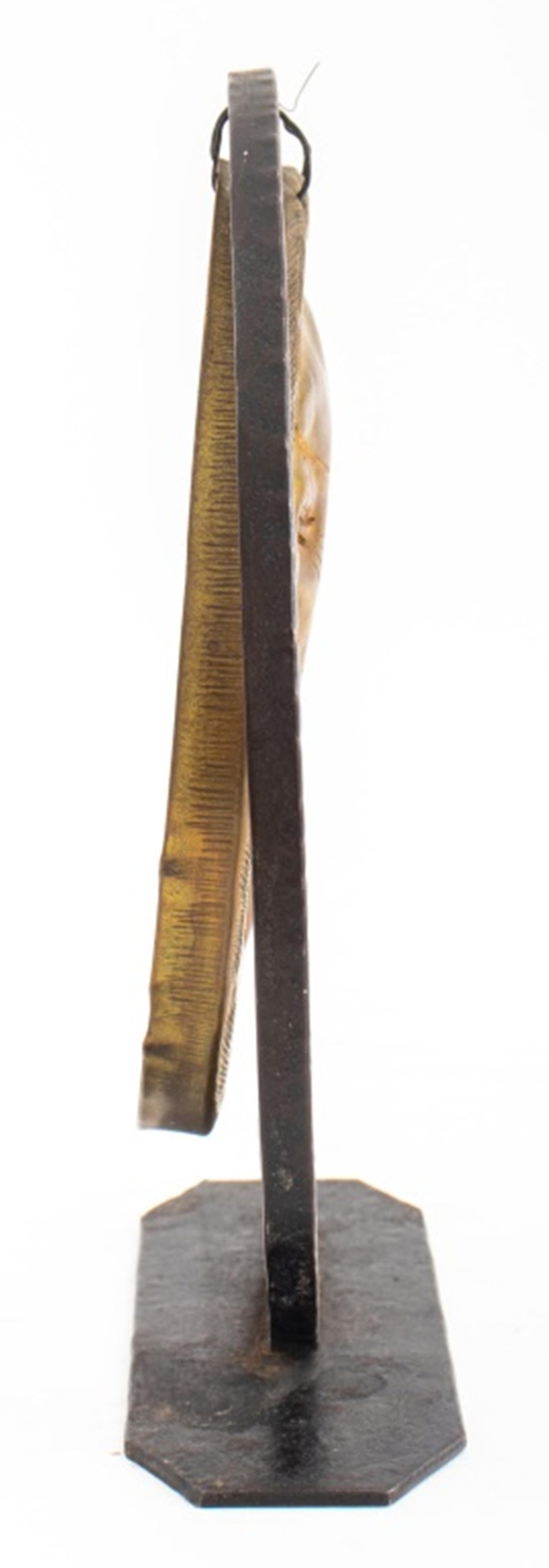 Laiton Gong figuratif en laiton Hammer de G. Lhoste en vente