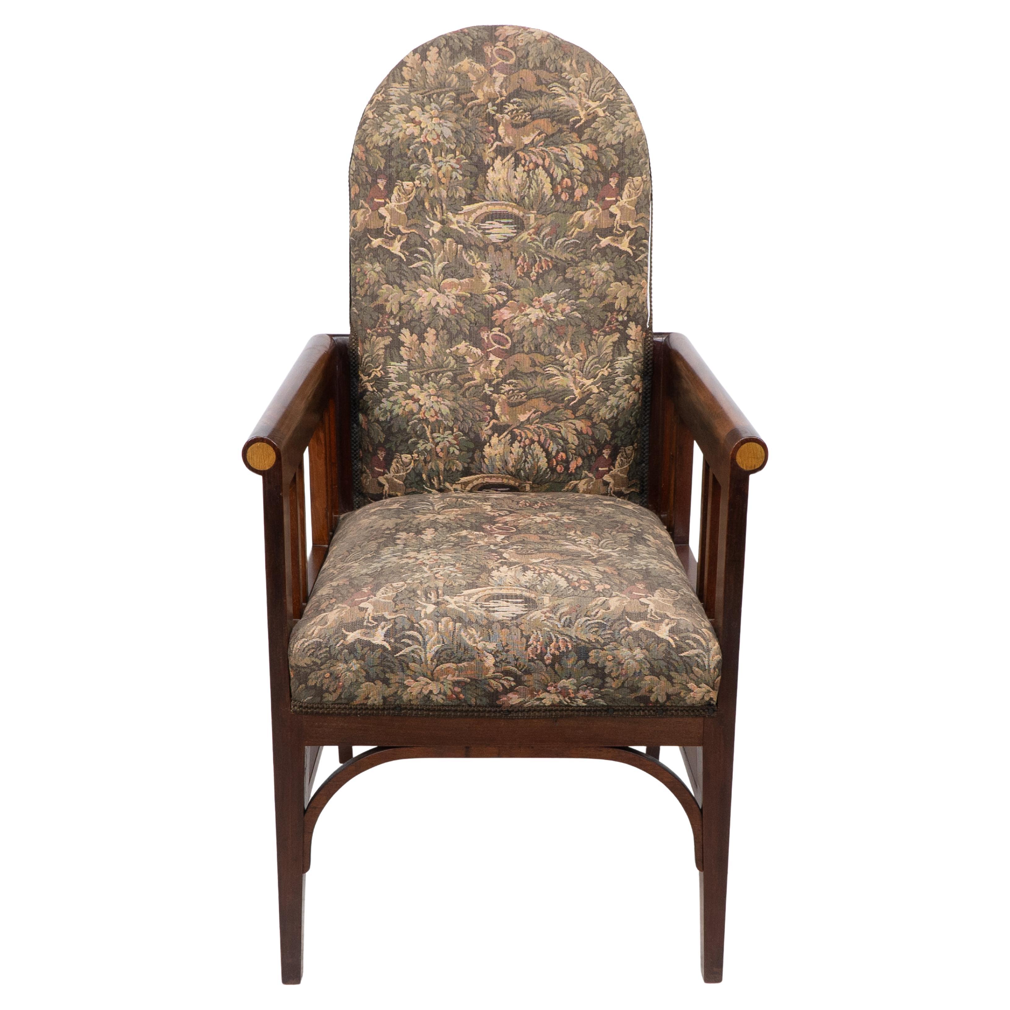 G M Ellwood pour J S Henry. Un rare fauteuil d'art nouveau progressif. Le sommet arrondi suit les côtés du dossier et rejoint les accoudoirs arrondis qui à leur tour rejoignent les pieds arrière, une intersection très particulière et bien conçue de