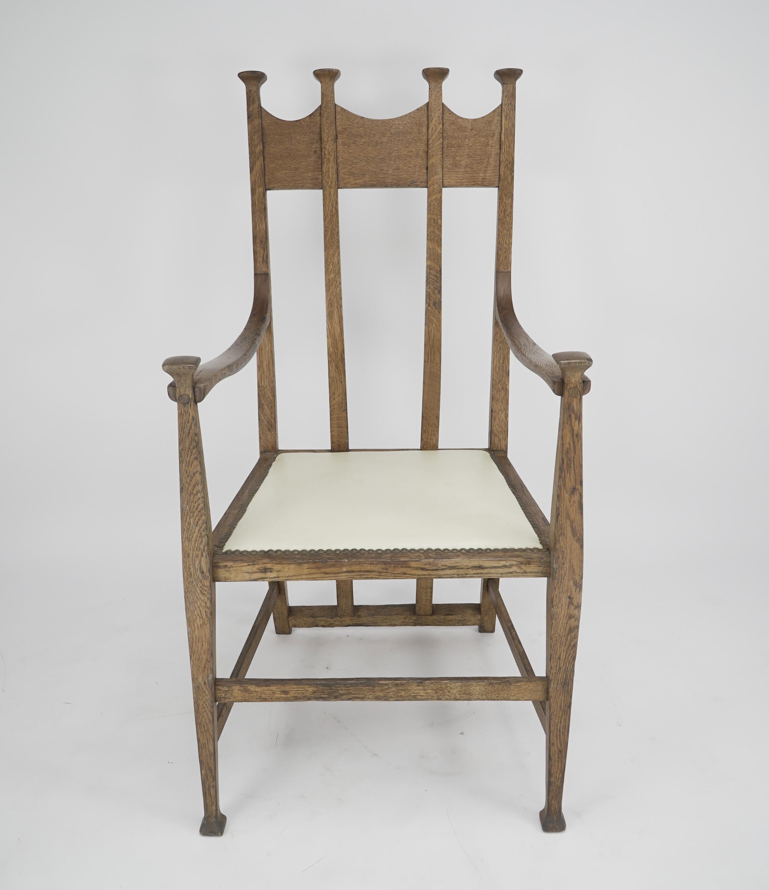George Montague Ellwood. Fabriqué par J S Henry.
Fauteuil trône en chêne de style Arts & Crafts, avec des épis de faîtage et de magnifiques supports de dossier, sur des pieds carrés effilés.