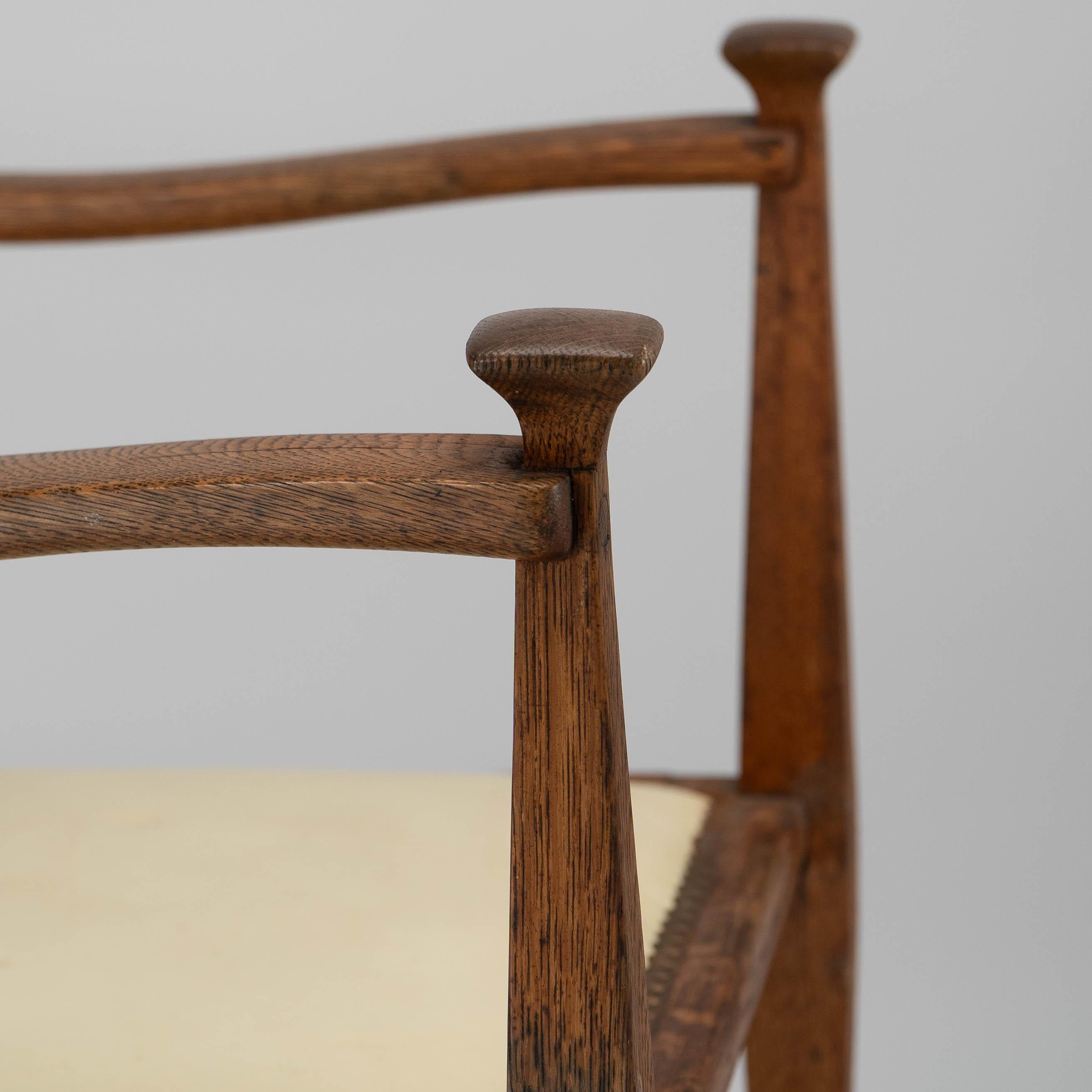 G M Ellwood for J S Henry. Arts & Crafts oak throne armchair with capped finials For Sale 2