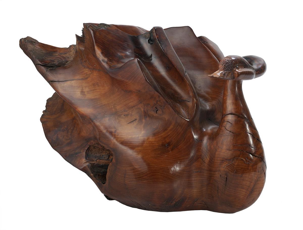 Schwan (Große frei geschnitzte Skulptur aus poliertem Hartholz, 30 Zoll, 38 lbs.) – Sculpture von G. Mille
