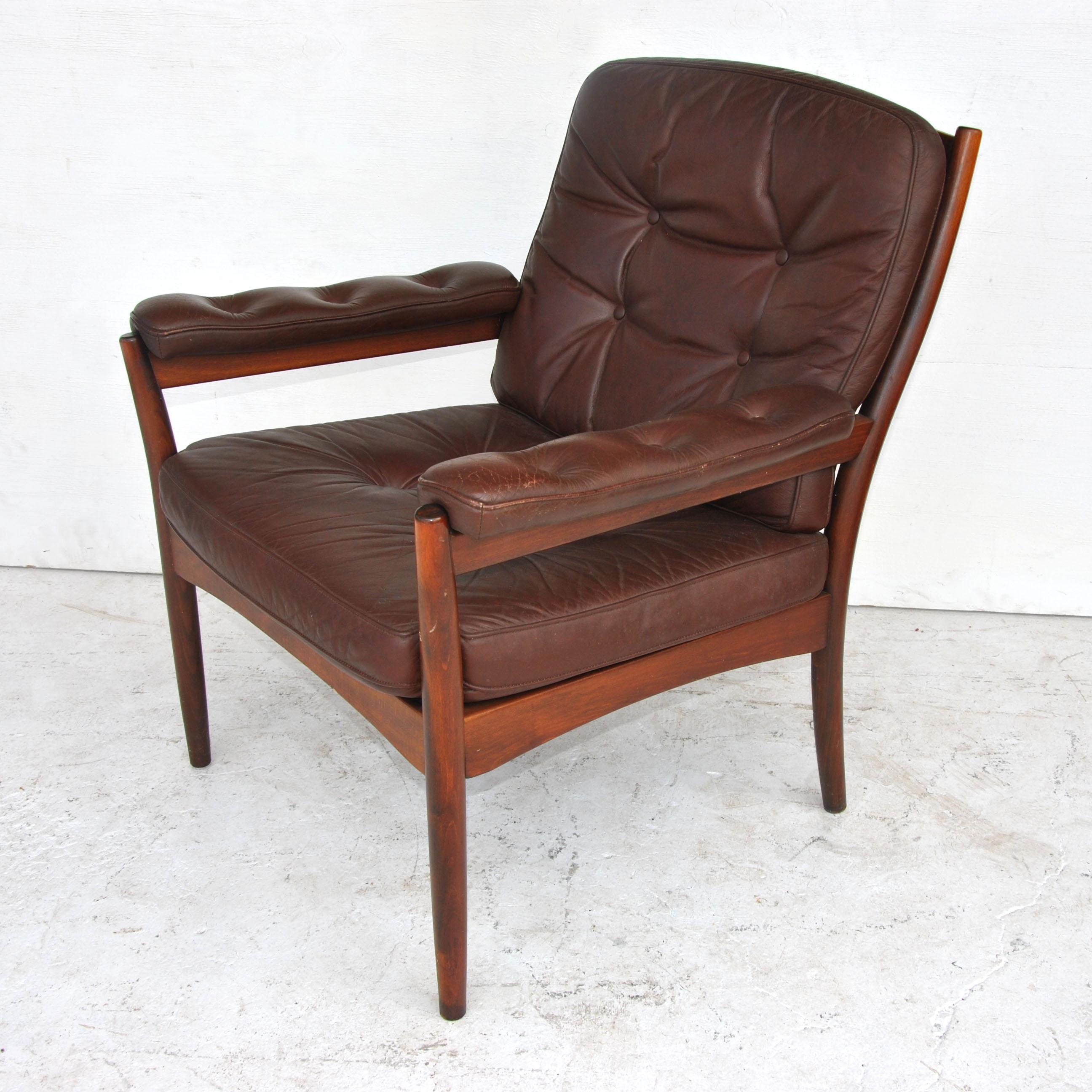 G-Möbel Scandinavian Walnut And Leather Lounge Chair In Good Condition For Sale In Pasadena, TX