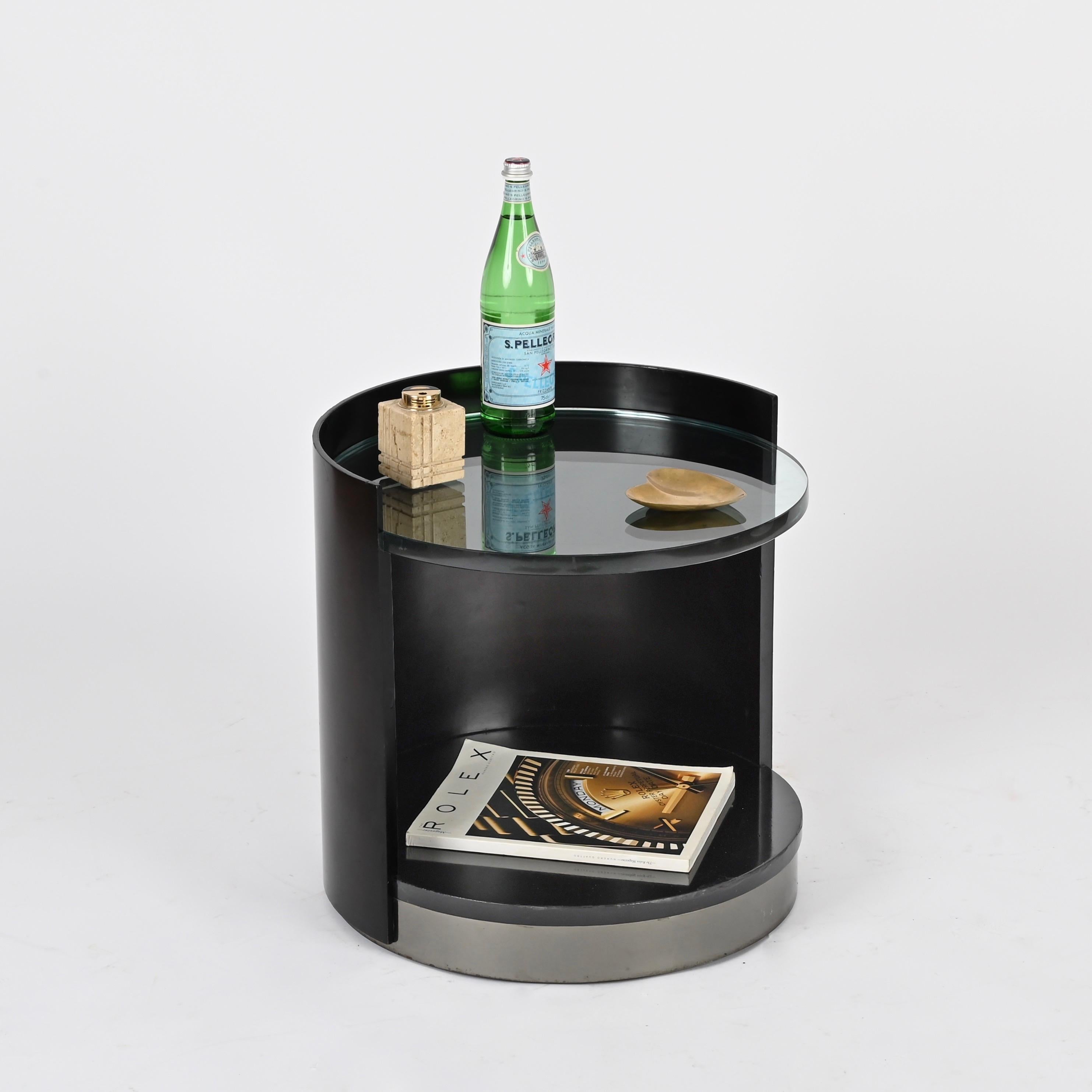 Eleganter und seltener Nachttisch oder Beistelltisch, entworfen von Gianni Moscatelli und hergestellt von Formanova in Italien in den 1970er Jahren.

Dieser kleine runde Tisch ist aus schwarz lackiertem Palisanderholz gefertigt und wird am Fuß durch