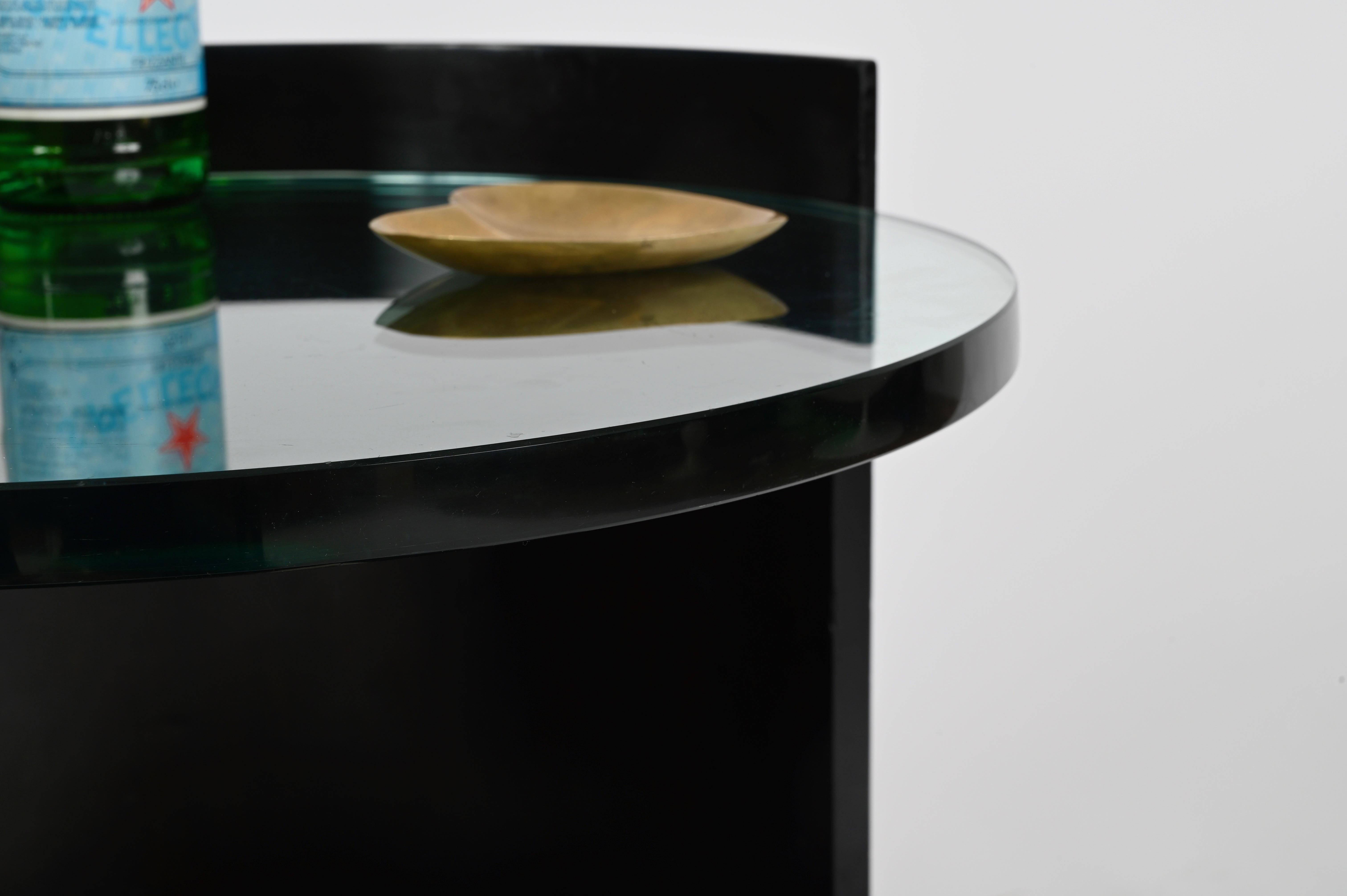 G. Moscatelli Nightstand or Side Table, Lacquered Wood and Crystal, Italy 1970s (Poliert) im Angebot