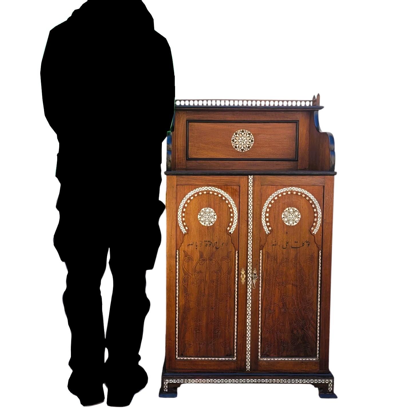 Medaglione in Wood con decorazione orientale in madreperla, legno e intarsio in osso. Si apre con 2 ante su 9 cassetti, con diversi scomparti.   

Questo medaglione è tipico del lavoro di Giuseppe Parvis: grande ebanista italiano, si stabilì al
