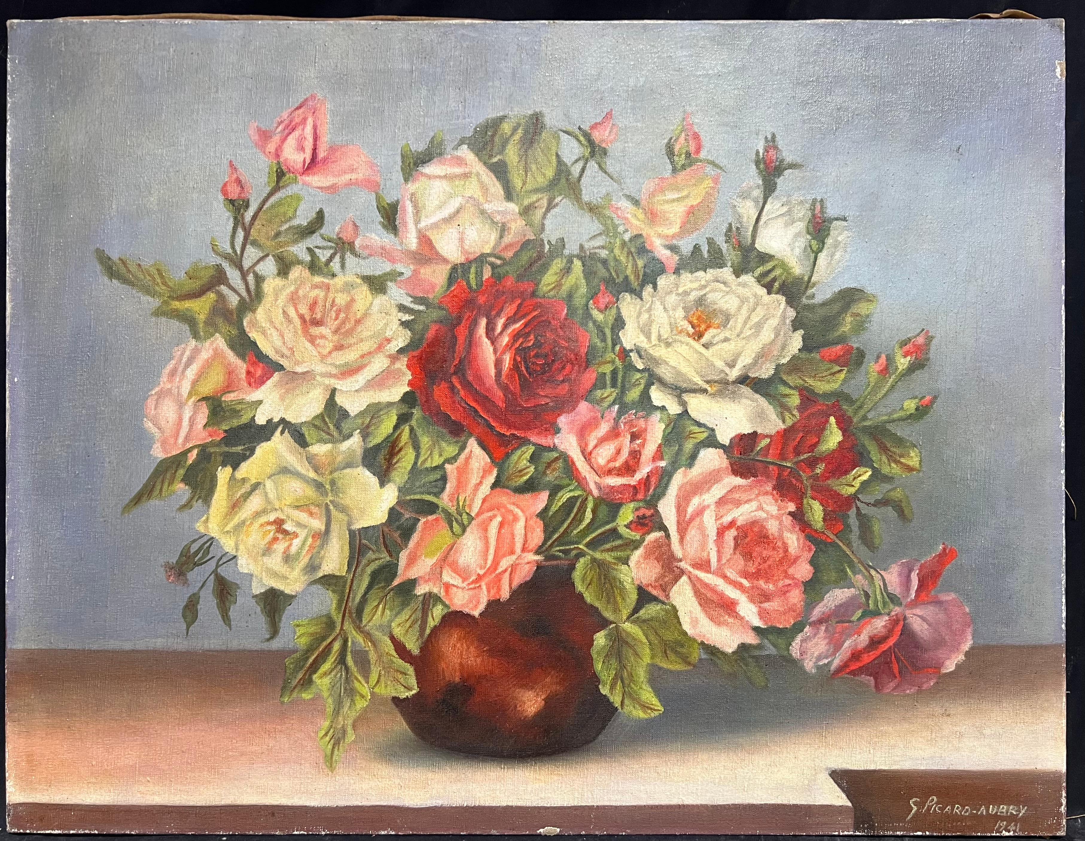 Natura morta floreale francese degli anni '40 Rose rosa rosse in vaso marrone Pittura a olio - Painting di G. Picard-Aubry