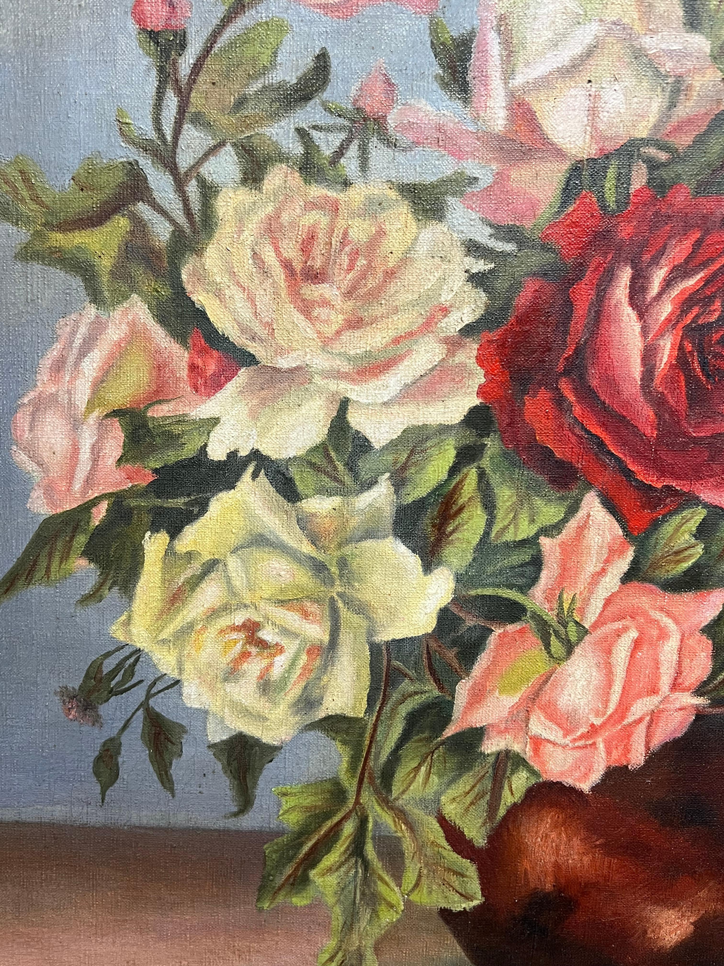 Natura morta floreale francese degli anni '40 Rose rosa rosse in vaso marrone Pittura a olio in vendita 3