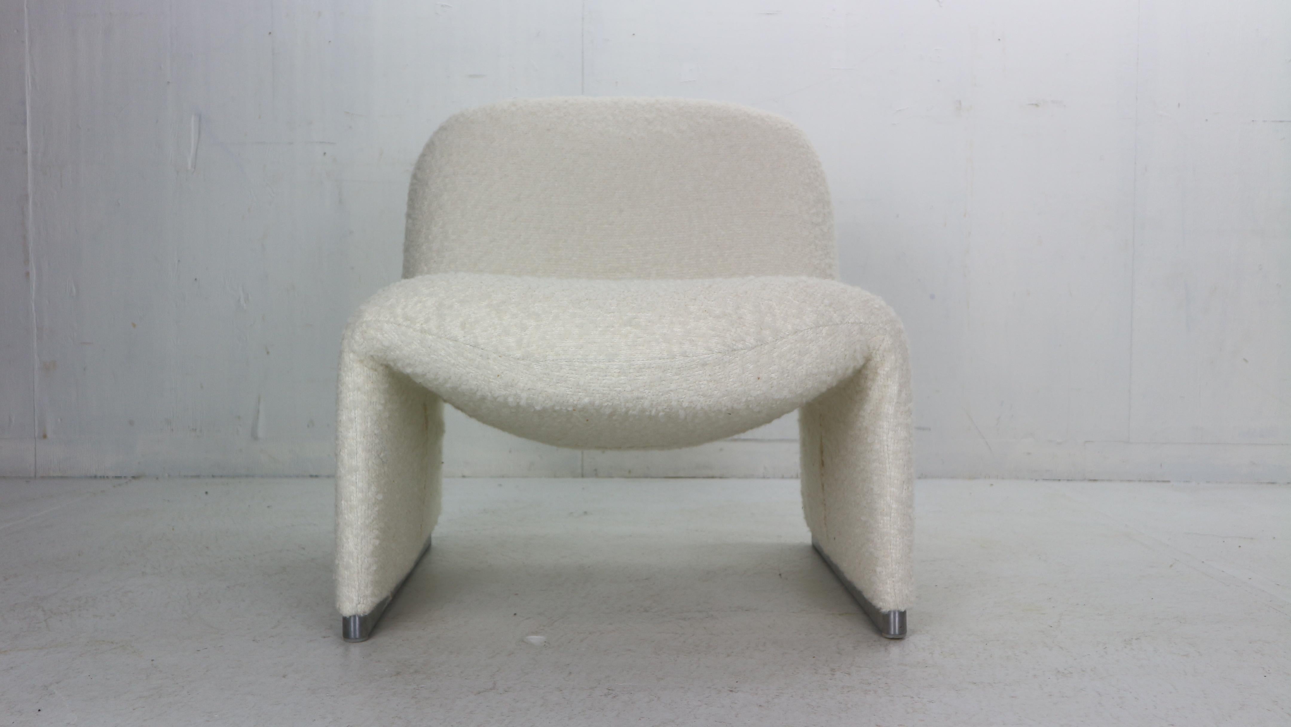 'Alky' slipper lounge chair was designed by Giancarlo Piretti and produced by the Italian maker Castelli during the 1970s period, Italy.
Made with fabric over foam over an aluminium base, the Alky chair is well-known for being a multifunctional