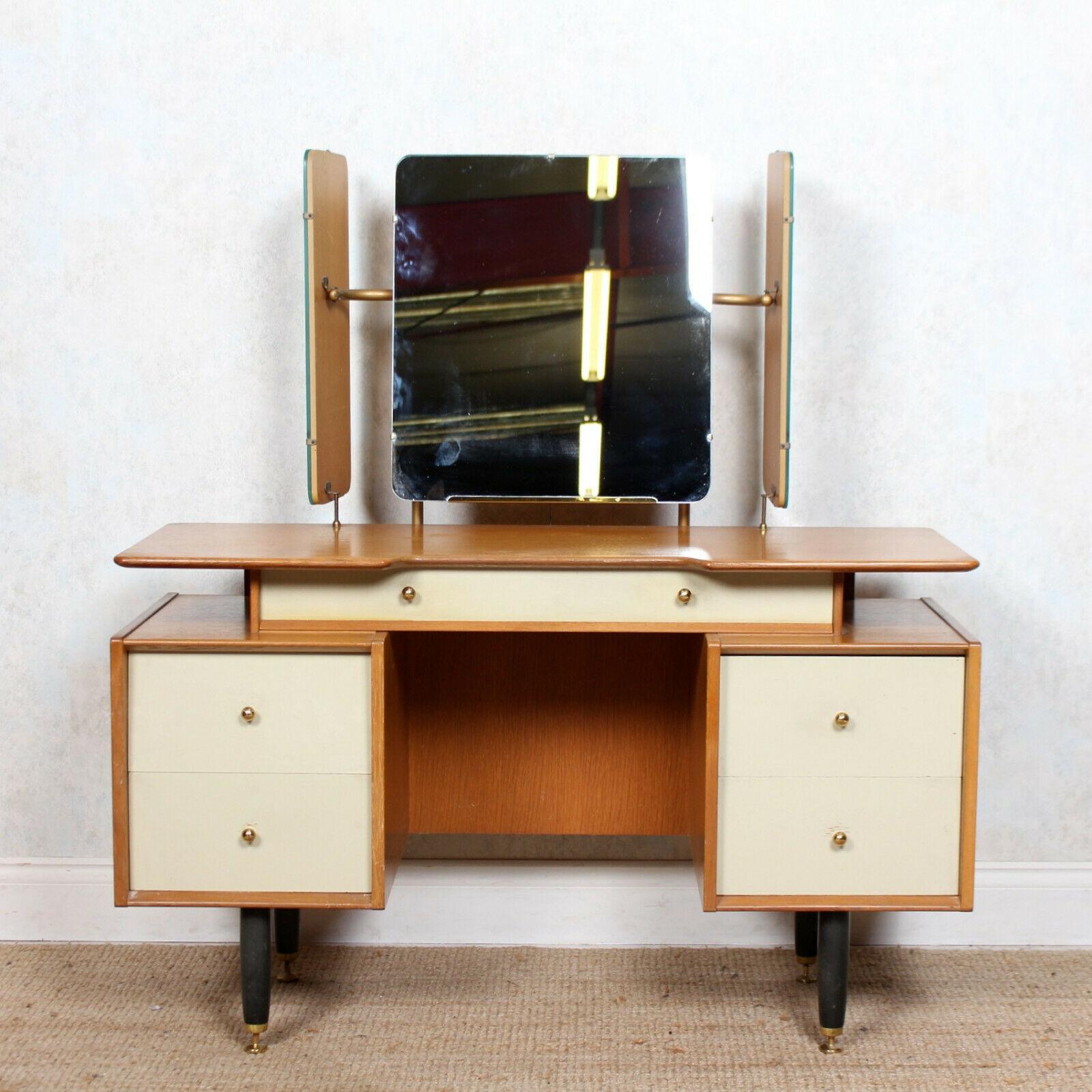 An impressive mid-20th century dressing table by G Plan / E Gomme from the companies iconic China white range with the distinctive white lacquered drawer fronts and blonde oak framed carcass.

England, circa 1970.