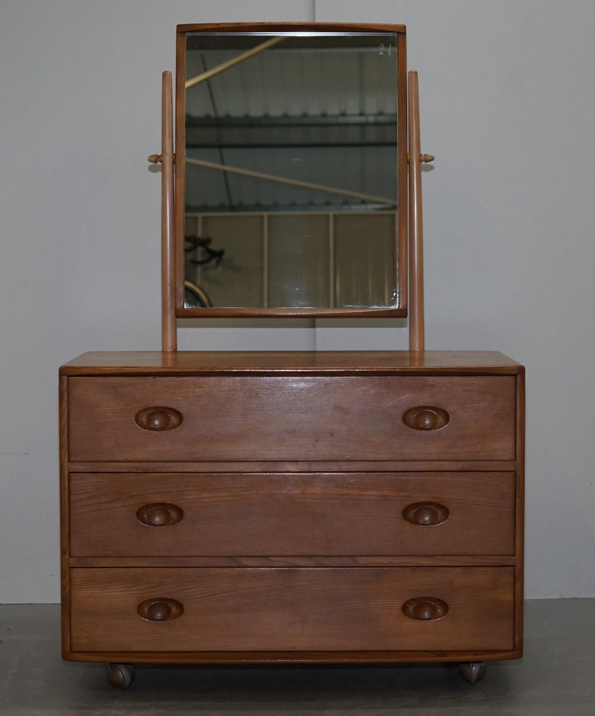 We are delighted to offer for sale this lovely 1960s Ercol G Plan blond wood elm dressing table chest of drawers with mirror

This piece is part of a suite of Ercol furniture I have recently purchased, I have the wardrobe, mirror top drawers or