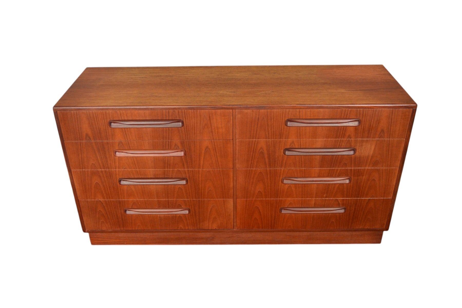 Origen: Inglaterra
Diseñador: Victor B. Wilkins
Fabricante: G Plan
Época: 1966
Materiales: Afromosia, Vidrio
Medidas: 55″ de ancho x 17,5″ de fondo x 29″ de alto