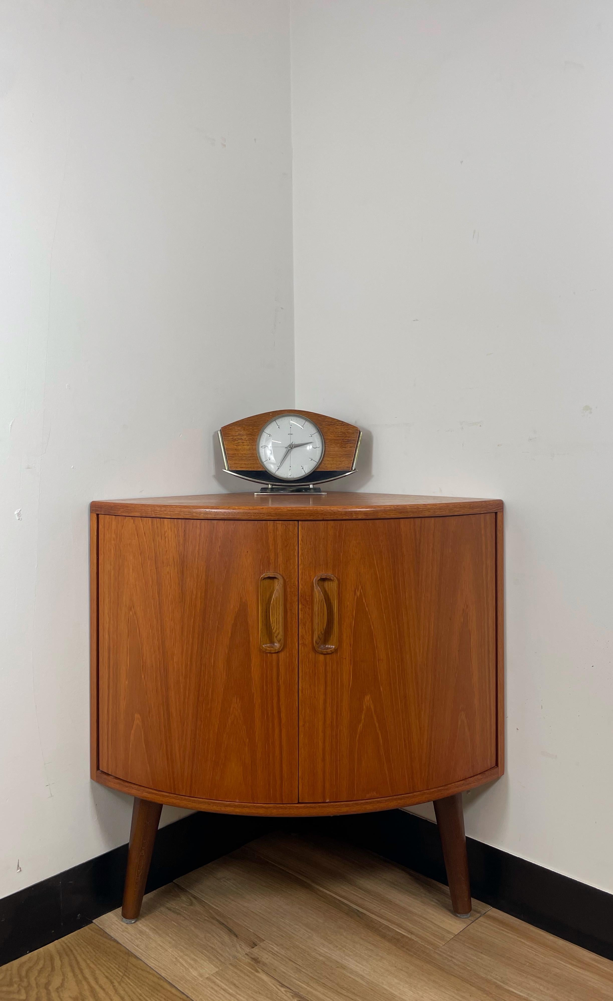 Beautiful G Plan Fresco mid-century teak corner cabinet. Very stylish design standing on three tapered legs.

Condition: 
This unit is in excellent vintage condition with very minor signs of use. The cabinet has been cleaned, oiled and wax polished