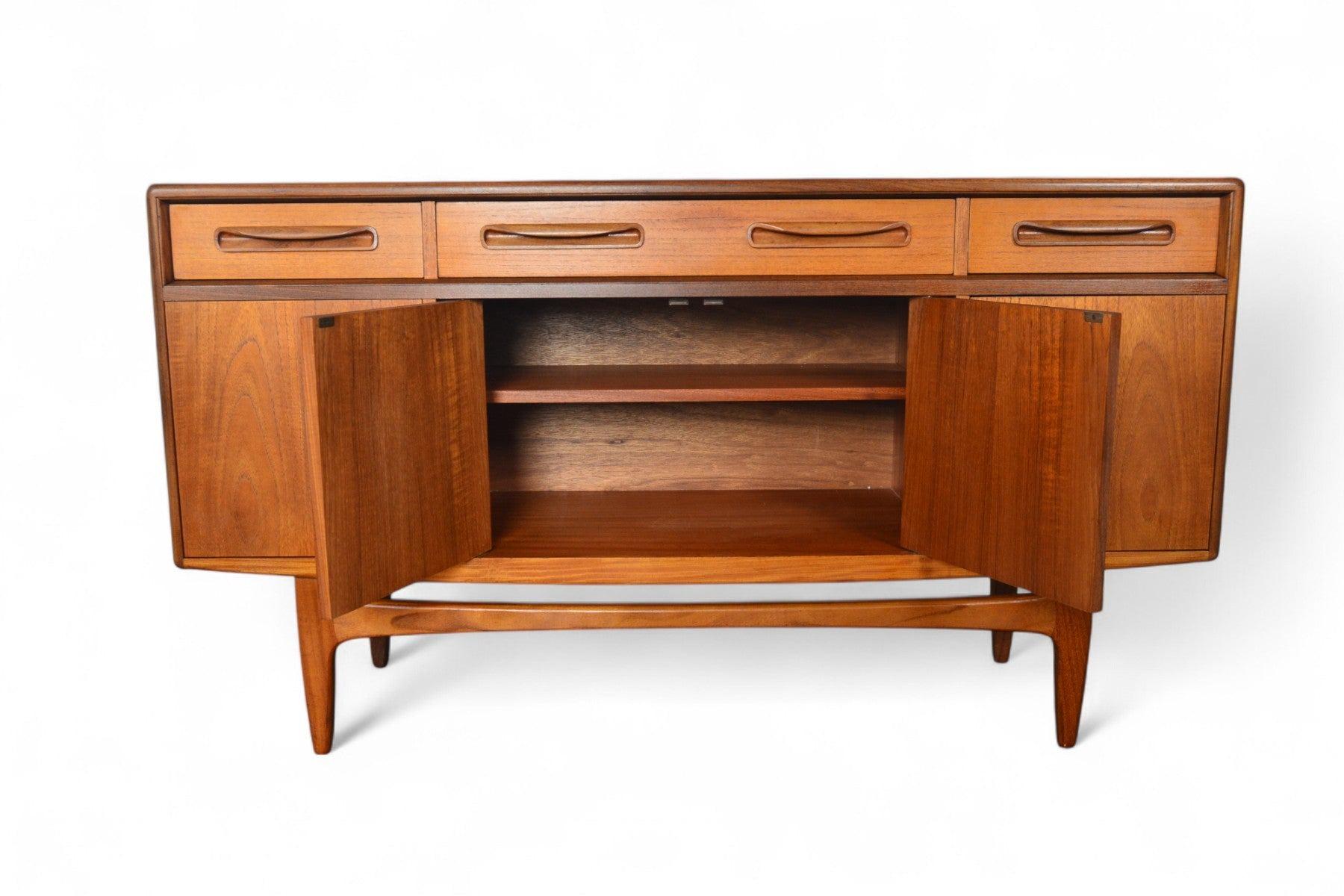 Herkunft: England
Designer: Victor B. Wilkins
Hersteller: G-Plan
Epoche: 1966
MATERIALIEN: Teakholz, Afromosia
Abmessungen: 60″ breit x 18″ tief x 33,5″ hoch