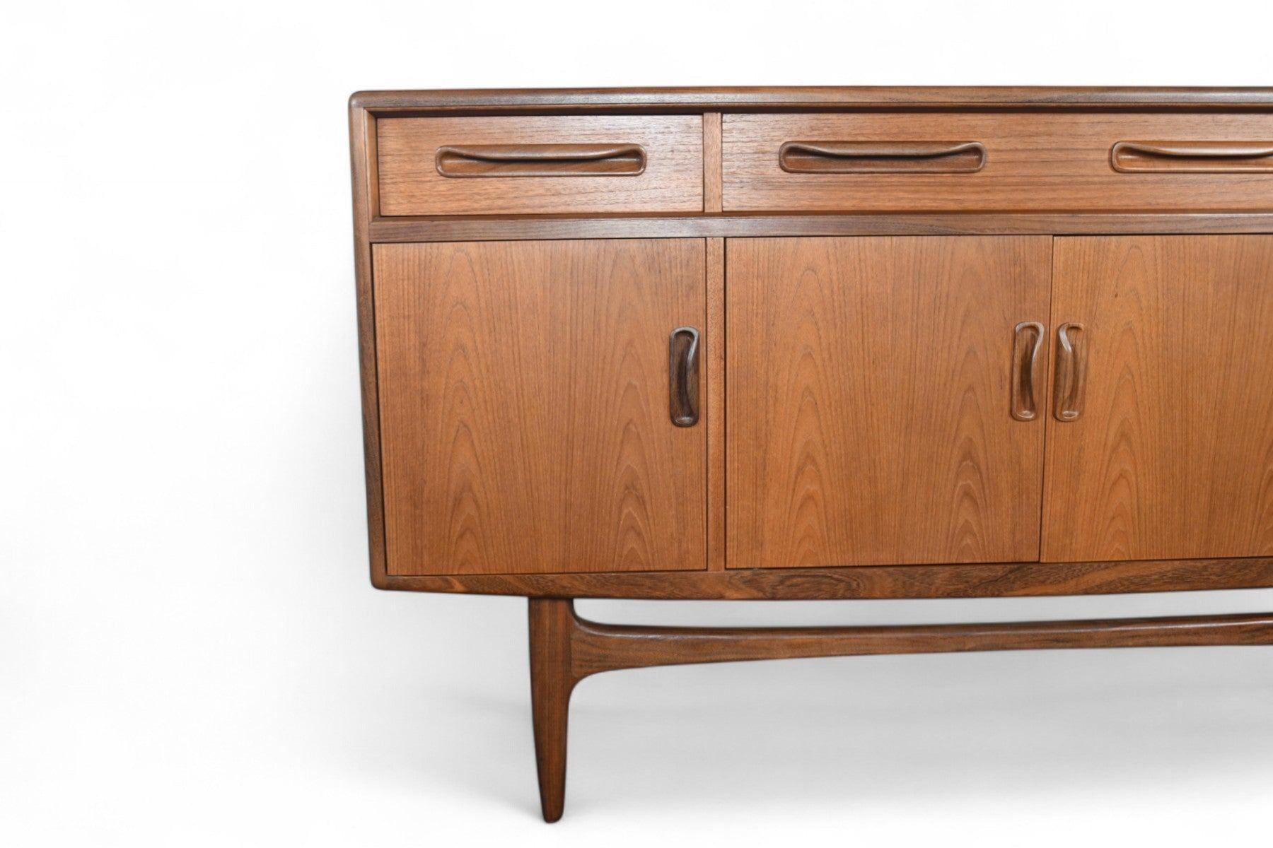 Origine: Inghilterra
Progettista: I. A. B. Wilkins
Produttore: G Plan
Epoca: 1966
Materiali: Teak, Afromosia
Misure: 60″ di larghezza x 18″ di profondità x 33,5″ di altezza