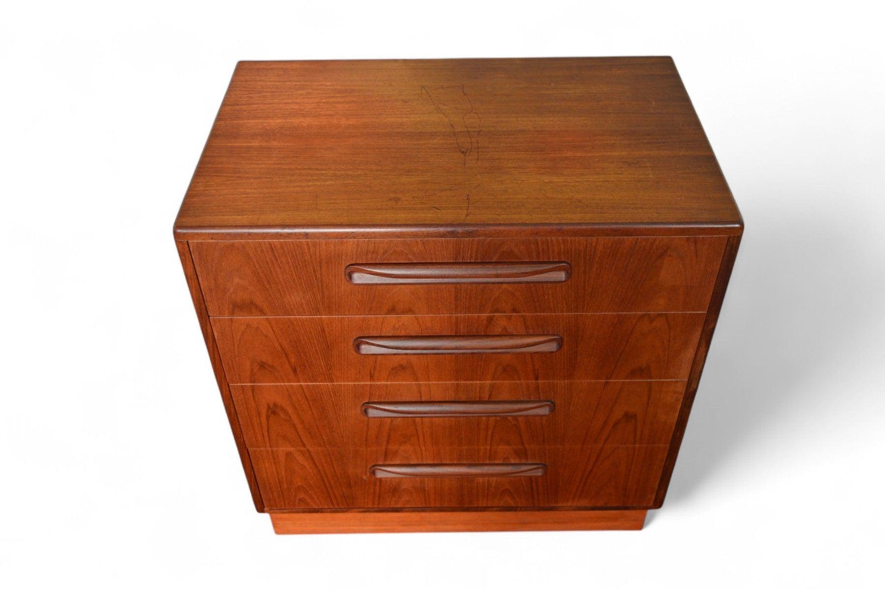 Origen: Inglaterra
Diseñador: Victor B. Wilkins
Fabricante: G Plan
Época: años 60
Materiales: Teca, Afromosia
Medidas: 28″ ancho x 17,5″ fondo x 28,5″ alto