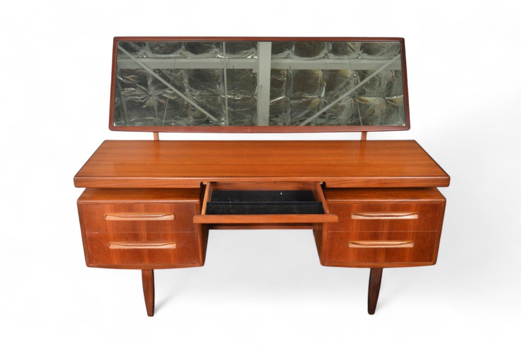 Origen: Inglaterra
Diseñador: Victor B. Wilkins
Fabricante: G Plan
Época: 1966
Materiales: Teca, Afromosia
Medidas: 59″ de ancho x 18″ de fondo x 28″ de alto (hasta la parte superior del escritorio), 47,5