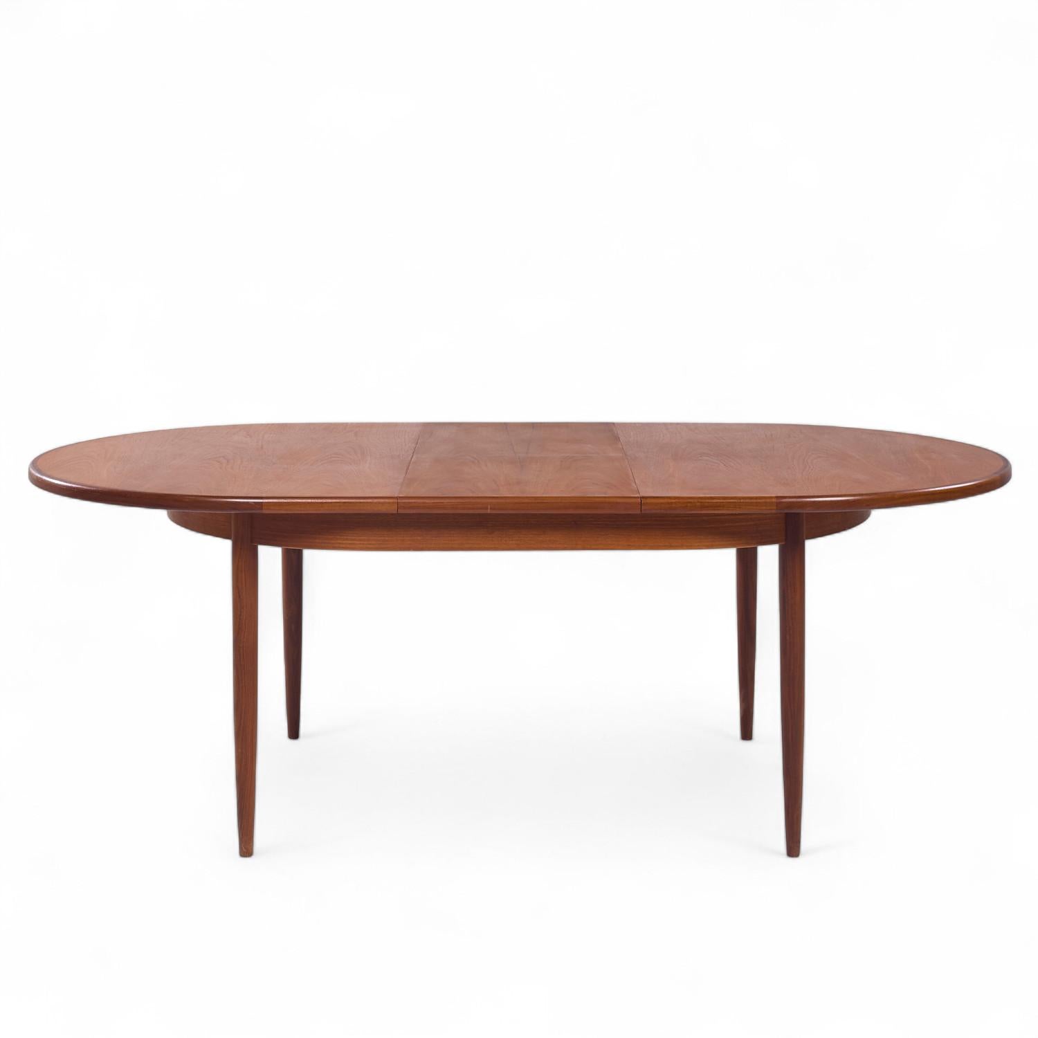 G-Plan Tavolo da pranzo allungabile a foglie nascoste in teak del metà del secolo scorso

Questo tavolo misura: 64 pollici di larghezza x 44 di profondità x 28,75 di altezza, con uno spazio per la sedia di 27,5 pollici; l'anta misura 18 pollici di