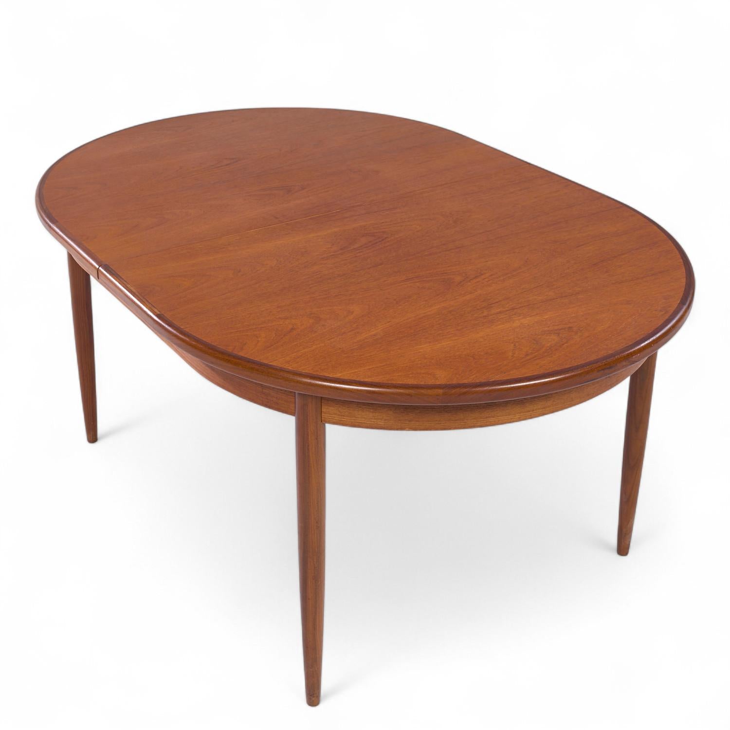 XX secolo G-Plan Tavolo da pranzo allungabile a foglie nascoste in teak del metà del secolo scorso in vendita