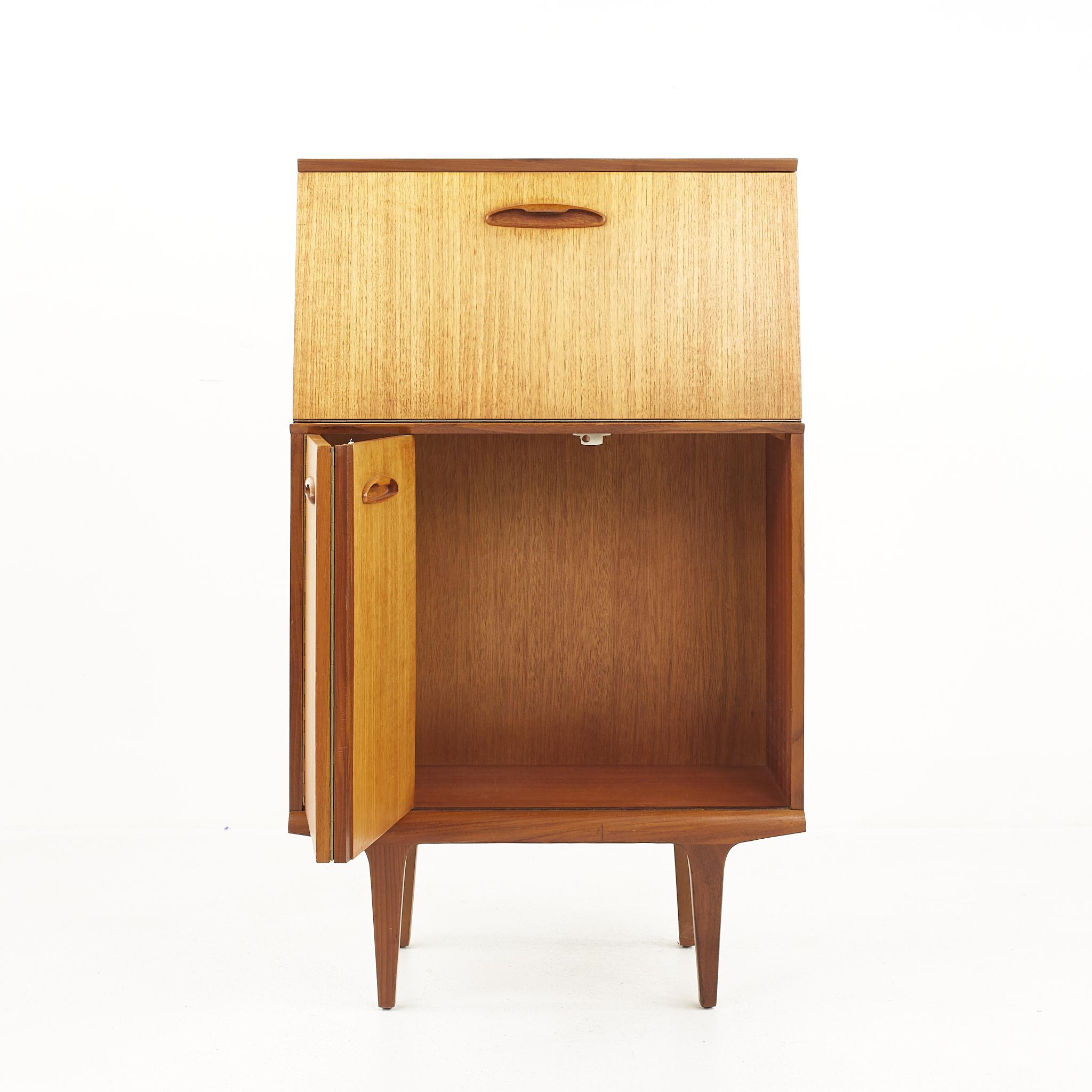 G Plan Style Mid Century Teak Bar Cabinet In Good Condition In Franklin Park, IL