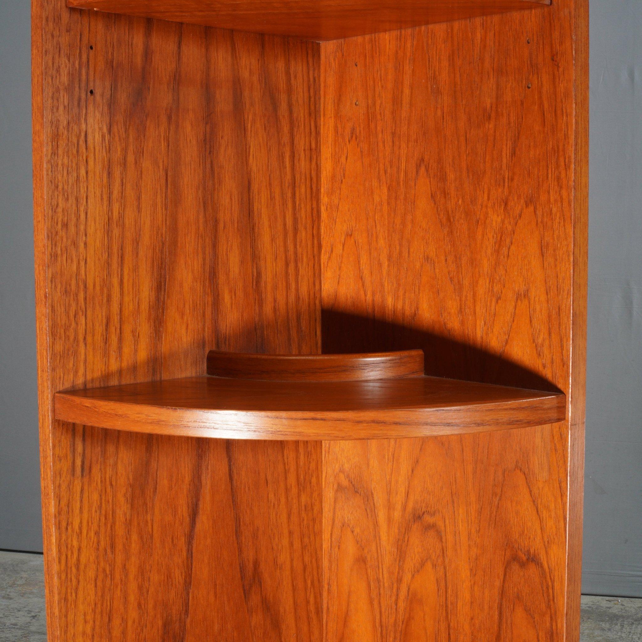 The G Plan Teak Corner Shelf is a quintessential piece of mid-century modern design, offering both style and practicality. Crafted from warm, natural teak, this corner unit fits seamlessly into any interior, maximizing space with its open-shelving