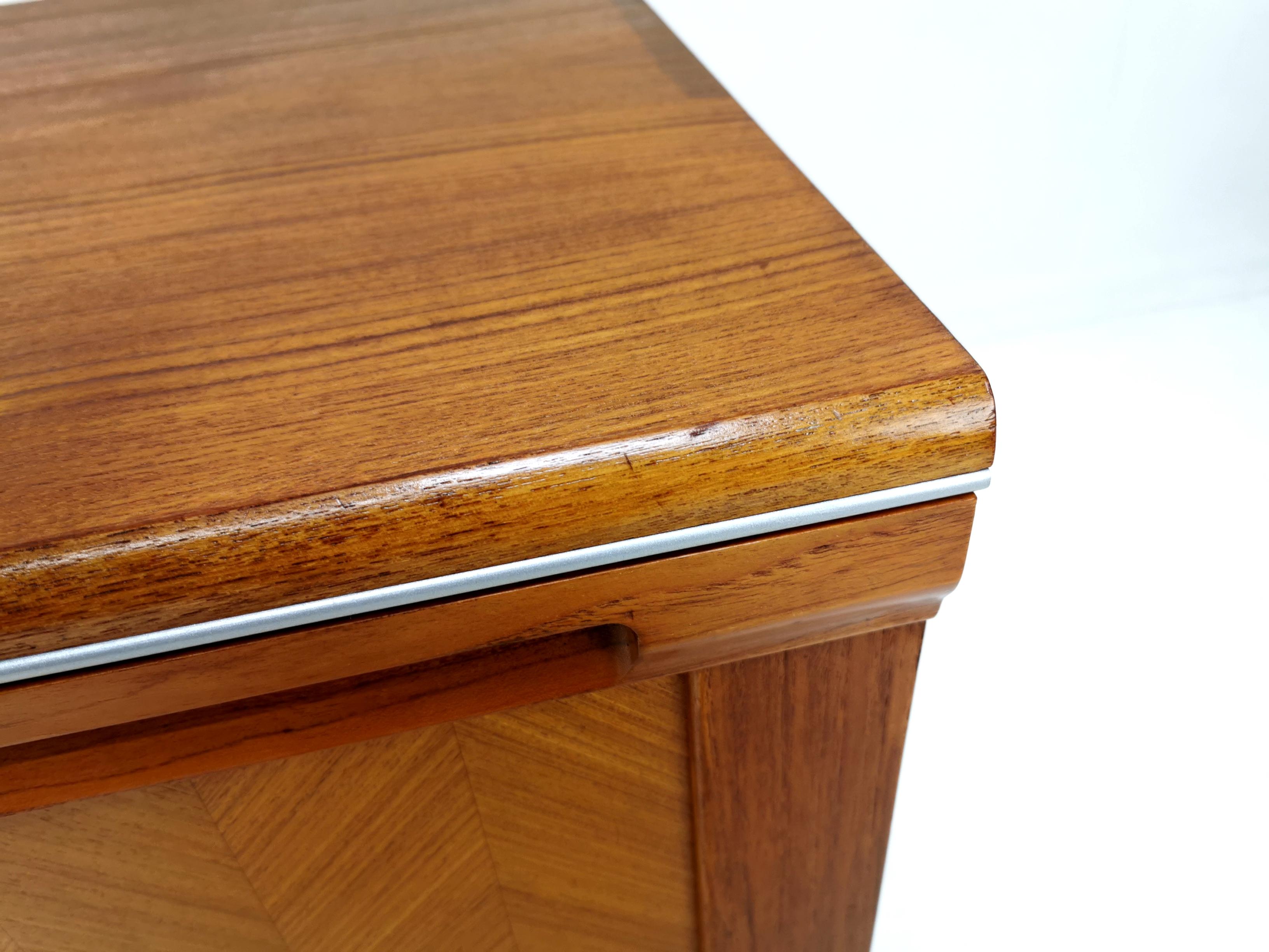 G-Plan teak sideboard

G-Plan sideboard featuring herringbone inlaid pattern.

We have raised the unit on floating feel hairpin legs.

Teak, mid-20th century. Made in the UK.

Dimensions: 76 cm height x 50 cm depth x 152 cm