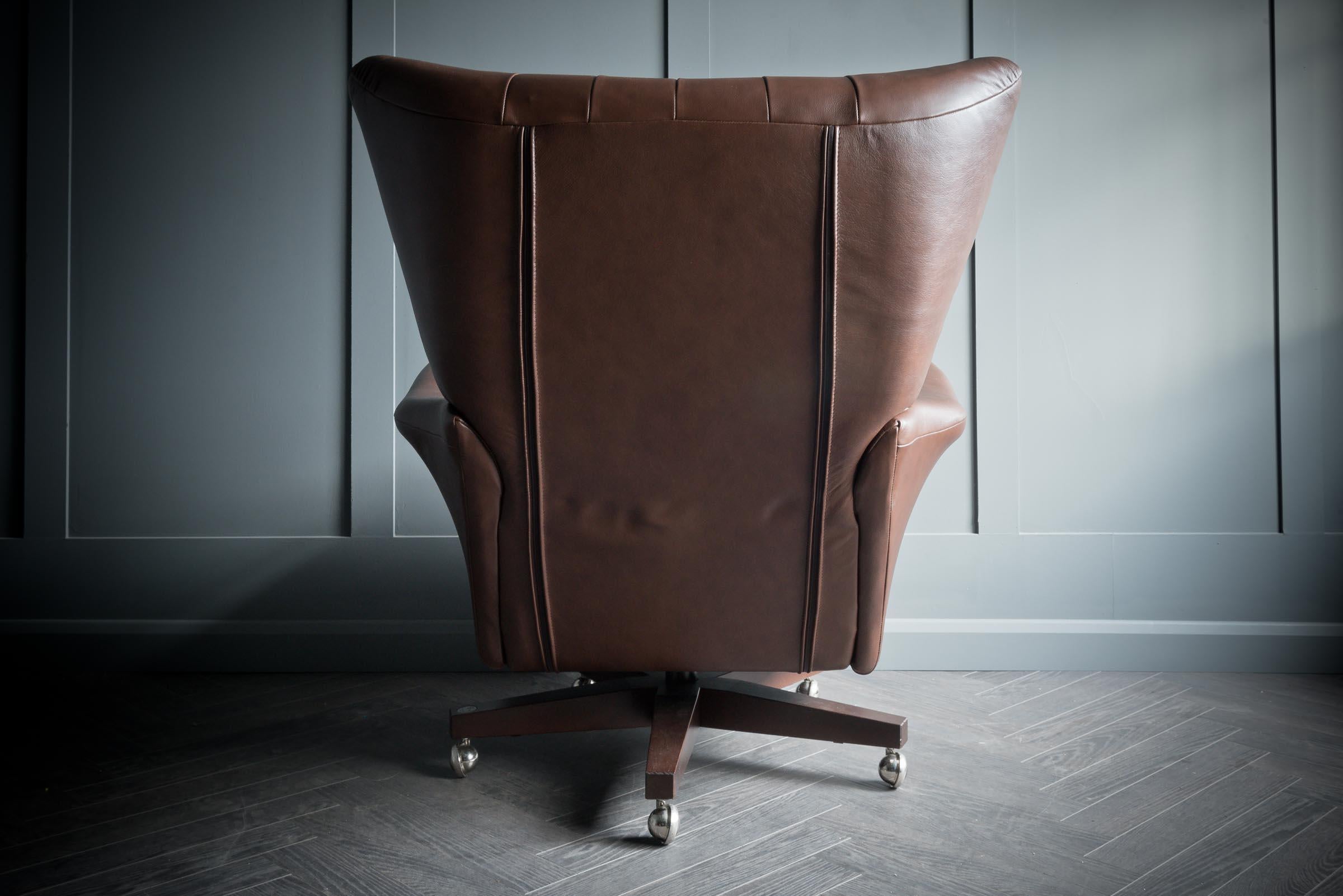 G Plan Vintage Re-Issue Modell 62 Stuhl und Hocker (Leder) im Angebot