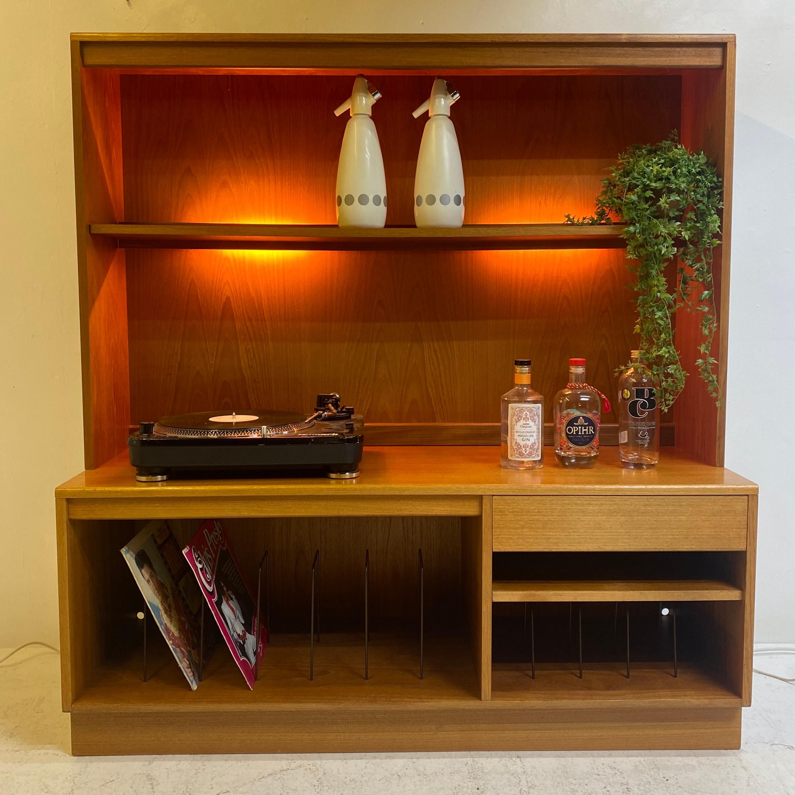 A fabulous vintage wall unit by British manufacturer G Plan. The wall unit is in great condition & would suit a lover of music & vinyl. The unit has an array of storage compartments. Two shelves, black metal vinyl dividers for vinyl, one drawer with