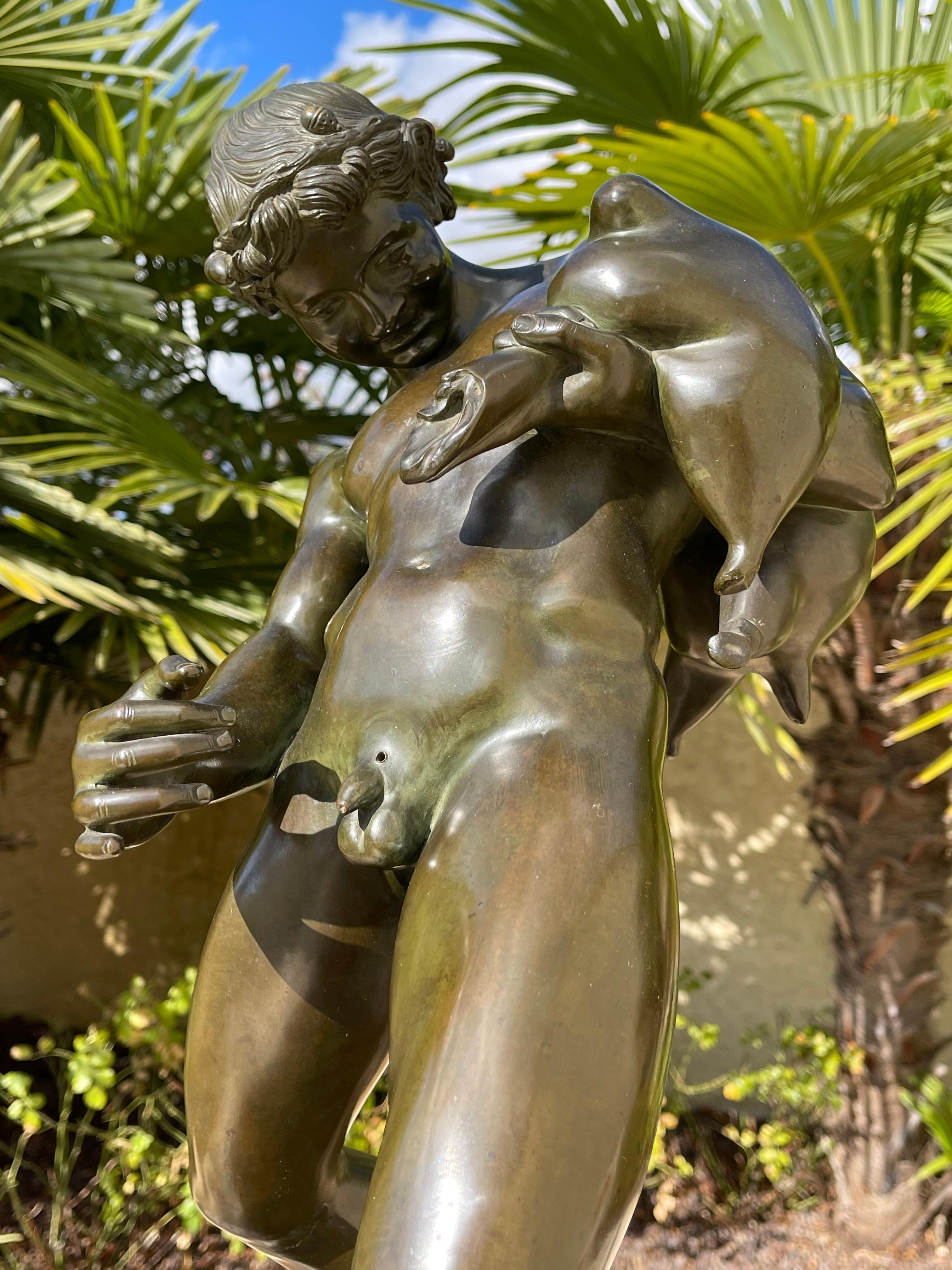 Bronze mit grüner Patina, die eine Fauna mit einem Weinschlauch darstellt.
 Diese Bronze ist von guter Größe, hat seine schöne ursprüngliche Patina erhalten und ist auf dem Sockel signiert 
