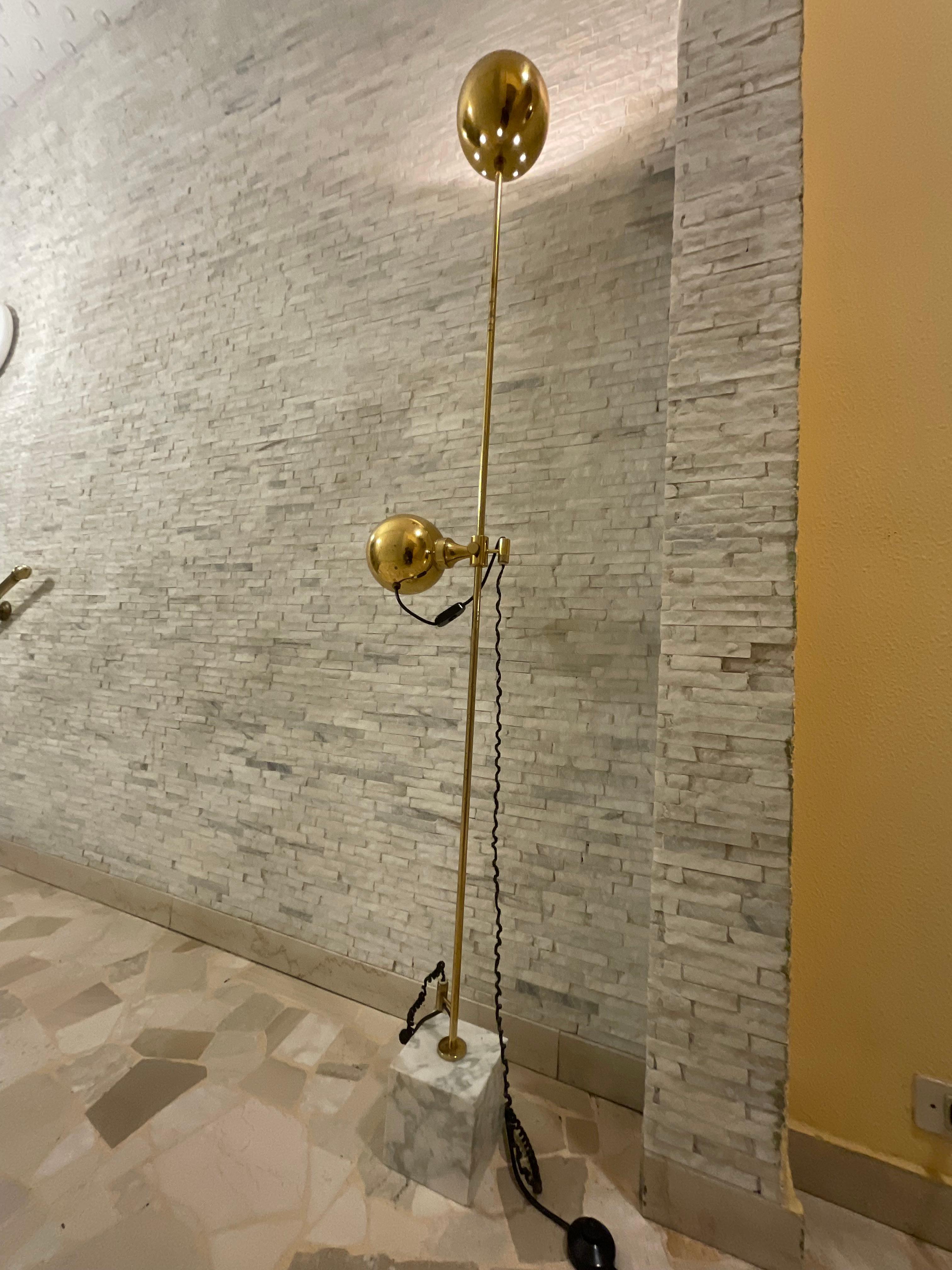 GIOFREDO REGGIANI - lampada funzionale da terra in metallo dorato con base in marmo, originale anni 70.
La Lampada possiede 2 diffusori di cui 1 fisso e L' altro regolabile in altezza e girevole per indirizzare la luce al occorrenza .
Moderna nello