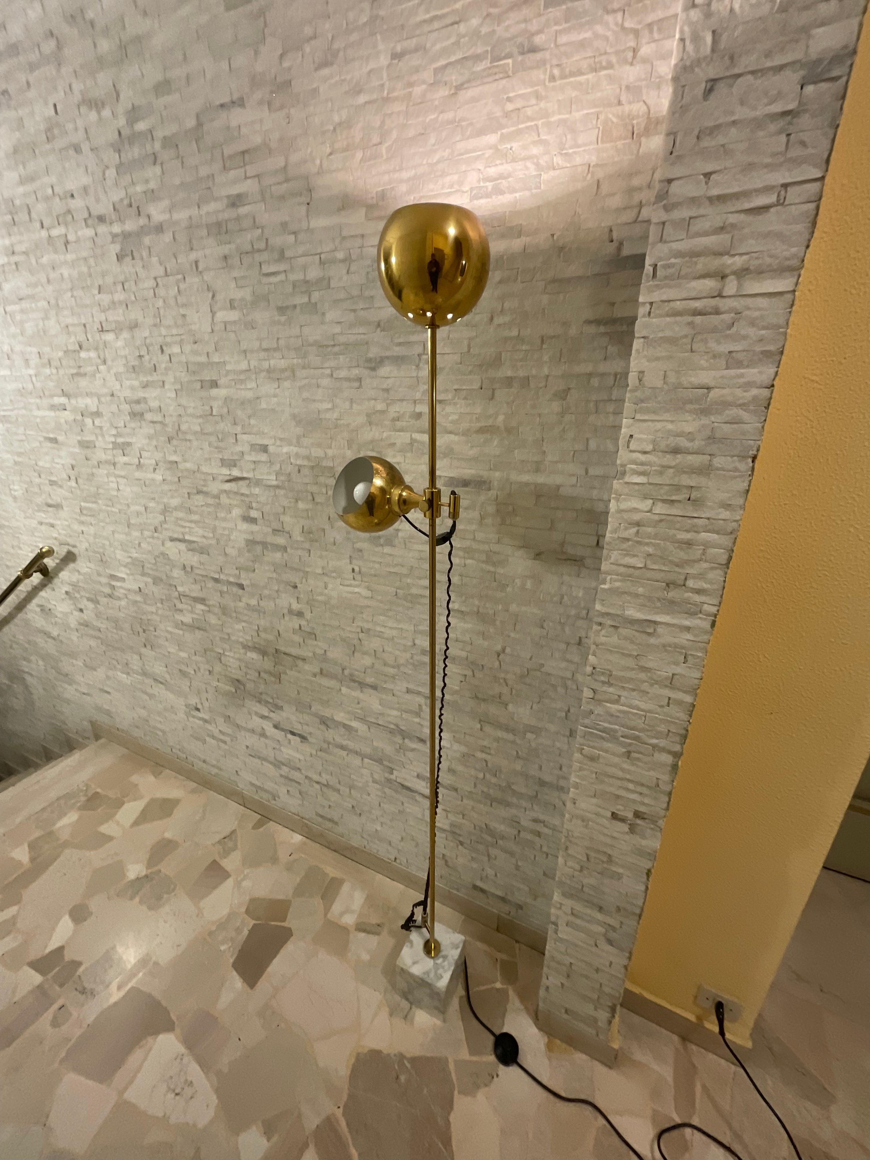 Metallo G. Reggiani - Lampada con 2 diffusori di cui 1 regolabile in altezza ITALIA 1970 in vendita