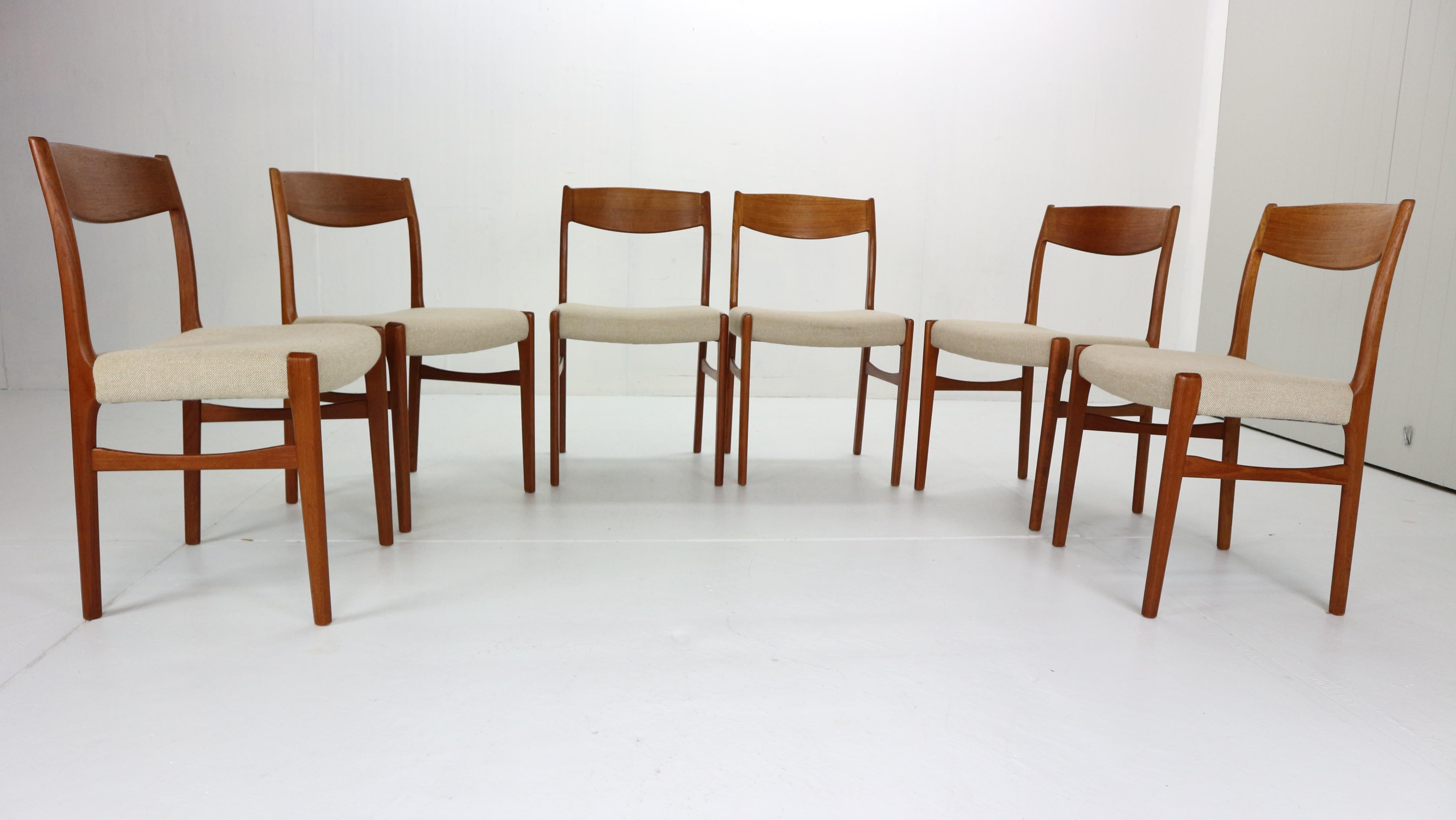 Scandinavian Modern period set of 6 dining room chairs designed and manufactured by G. S. Glyngore Stolefabrik in 1960s, Denmark.
Frame is made of curved solid teak wood, light beige seating in hopsak wool fabric.
Comfortable seating.
 
 
