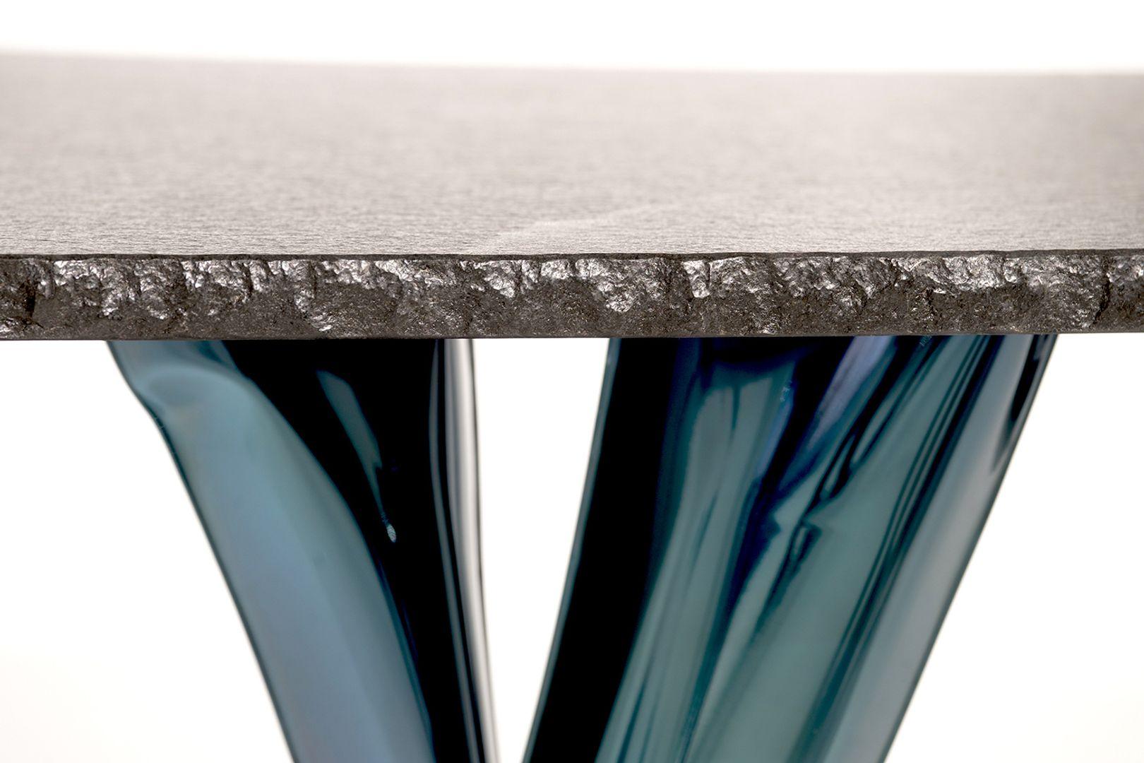 Mesa G con tablero de roble antiguo azul cósmico by Zieta Polaco en venta