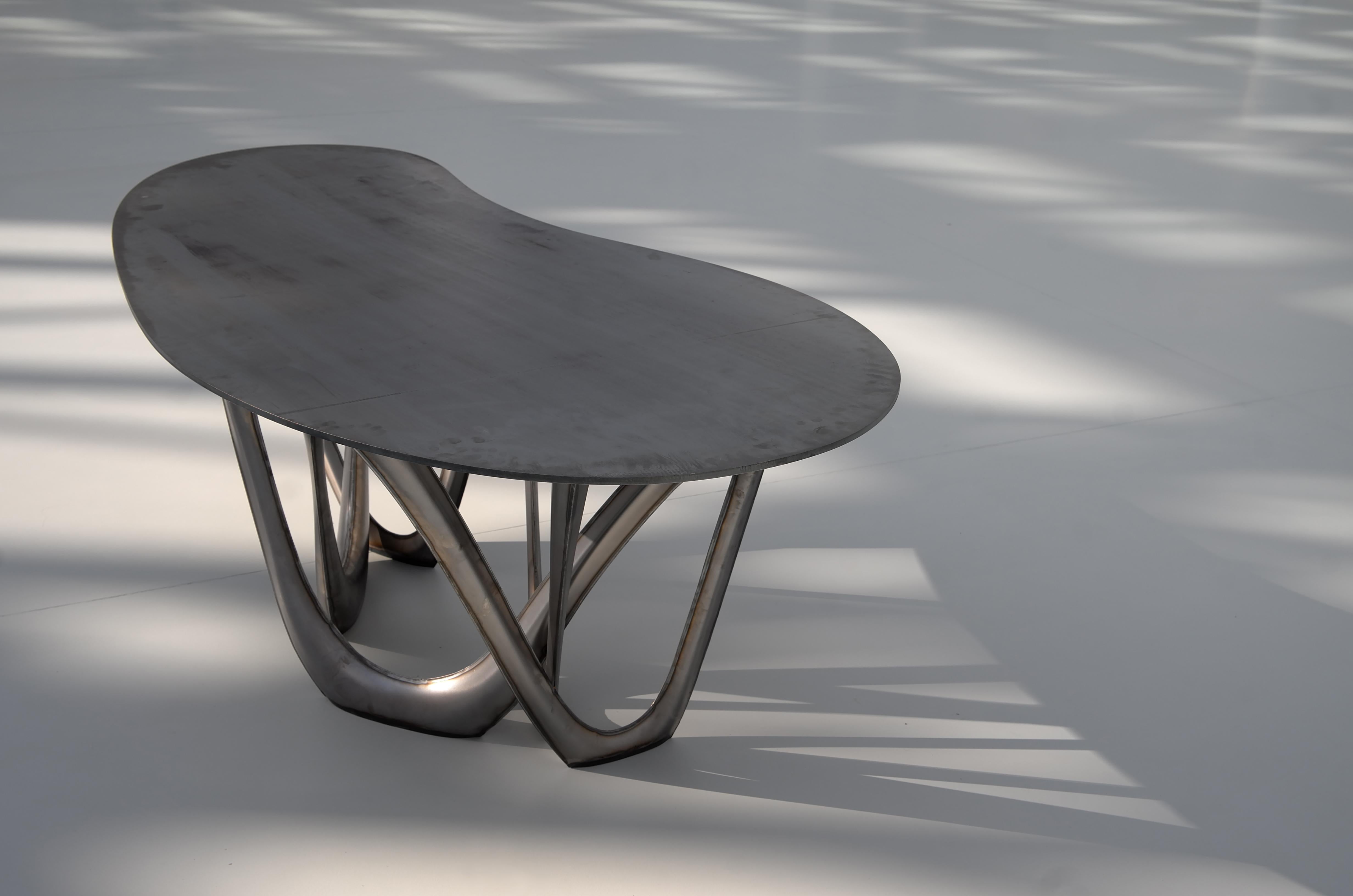 Table de salle à manger contemporaine « G-Table BC » de Zieta Prozessdesign

La base : Acier au carbone revêtu de poudre
Haut : Béton
Mesures : 75 x 220 x 110 cm.

Plusieurs finitions disponibles :
- Matériau de la base (acier à charbon / acier