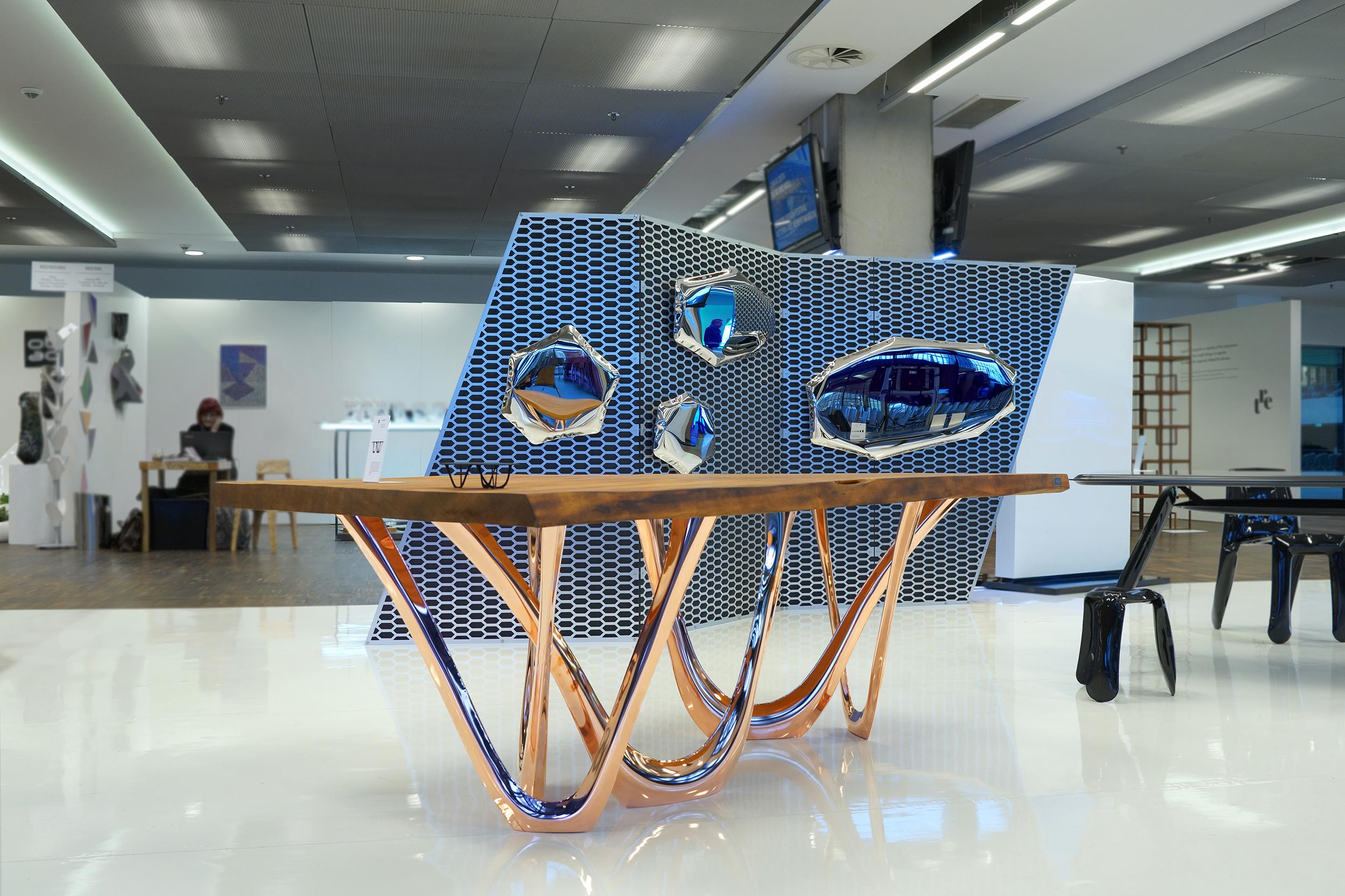 Zieta utilizza un software di progettazione parametrica per generare la forma G-Table. Modificando alcune variabili possiamo creare un modello in miniatura e un padiglione enorme. La struttura delicata delle gambe del tavolo può diventare tozza e