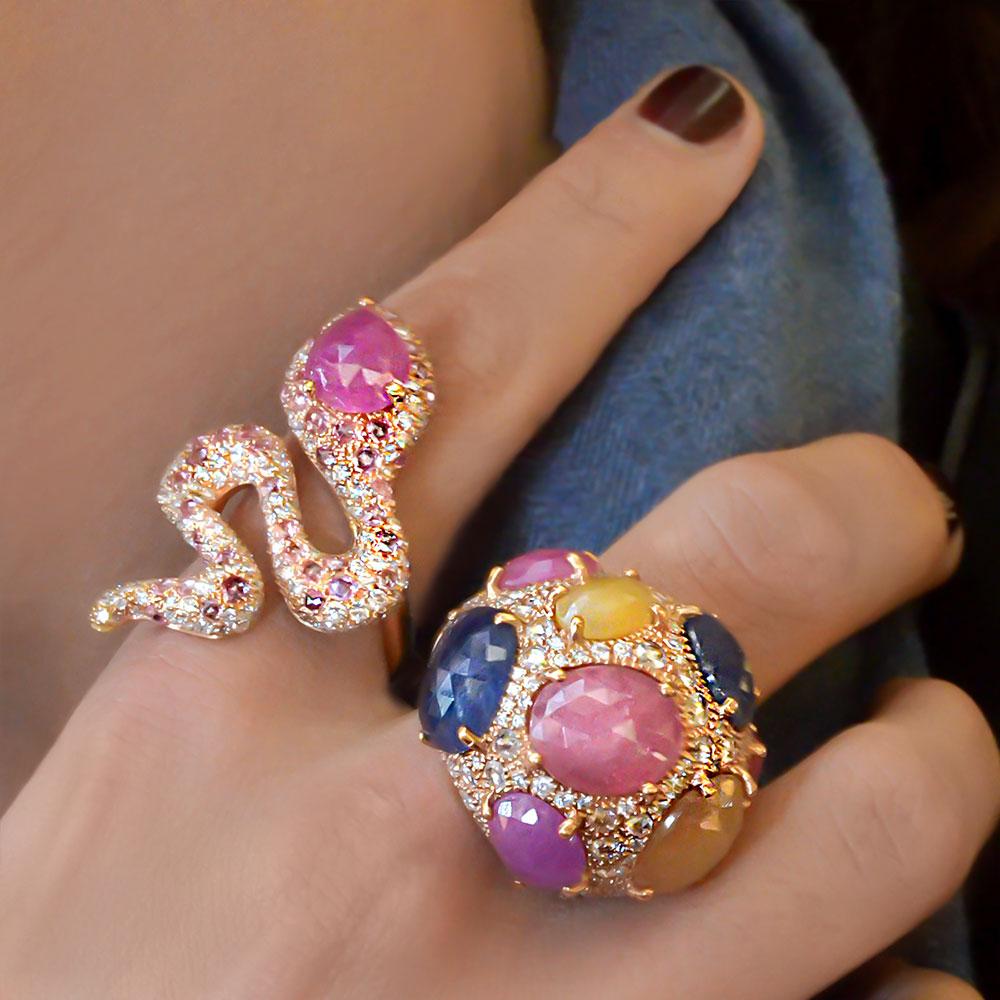  Realizzato in esclusiva per Cellini da g. Verdi d'Italia, questo grande anello da cocktail a cupola presenta 8 zaffiri naturali ovali di colore rosa, blu e giallo. Le pietre opache sono sfaccettate ma lisce, il che permette loro di catturare la