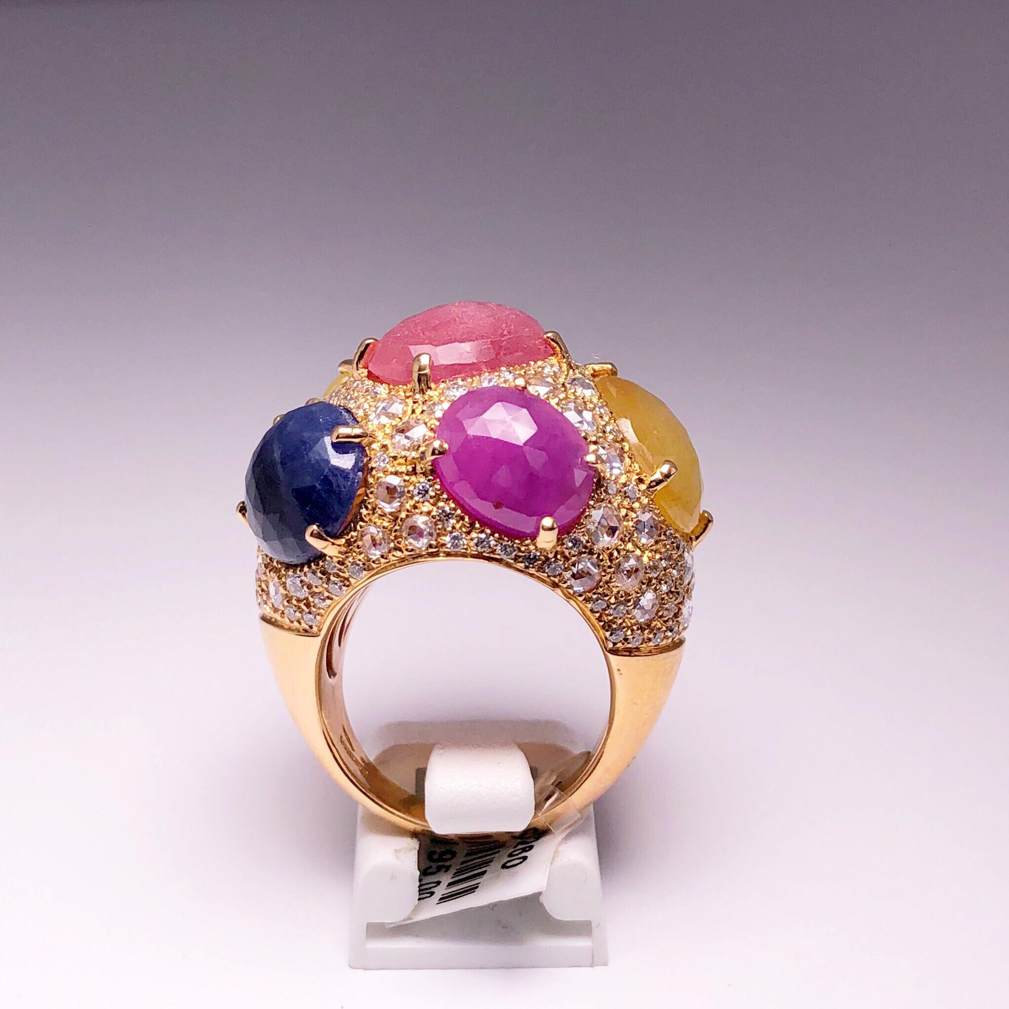 Taglio ovale Anello RG G. Verdi 18KT con 25,99 carati di zaffiri multicolore e diamanti in vendita