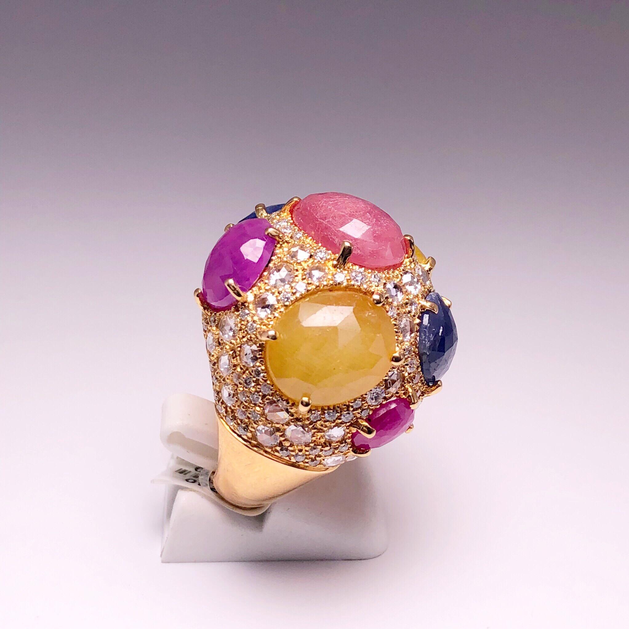 Anello RG G. Verdi 18KT con 25,99 carati di zaffiri multicolore e diamanti In condizioni Nuovo in vendita a New York, NY